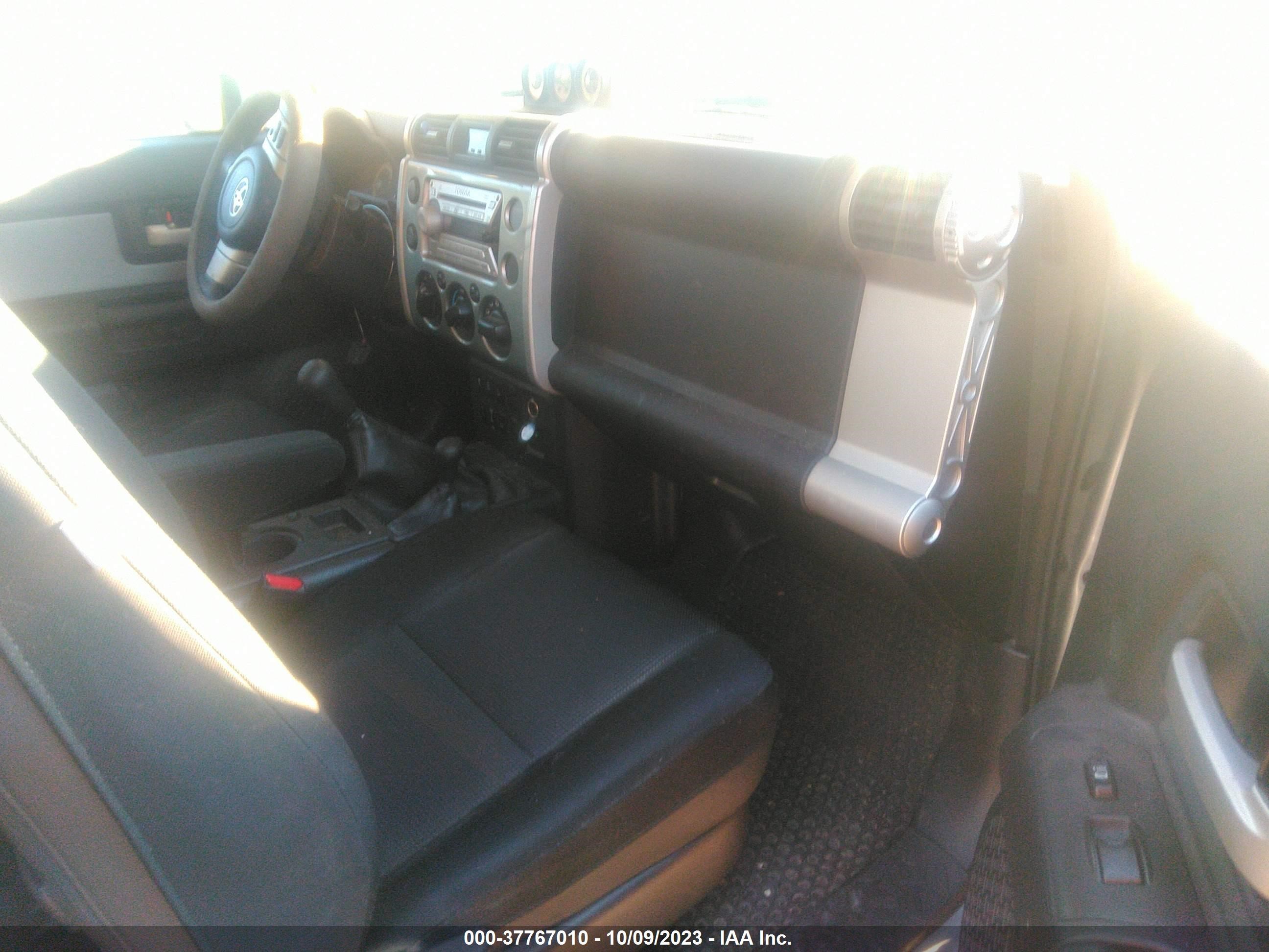 Photo 4 VIN: JTEBU4BF2AK084474 - TOYOTA FJ CRUISER 