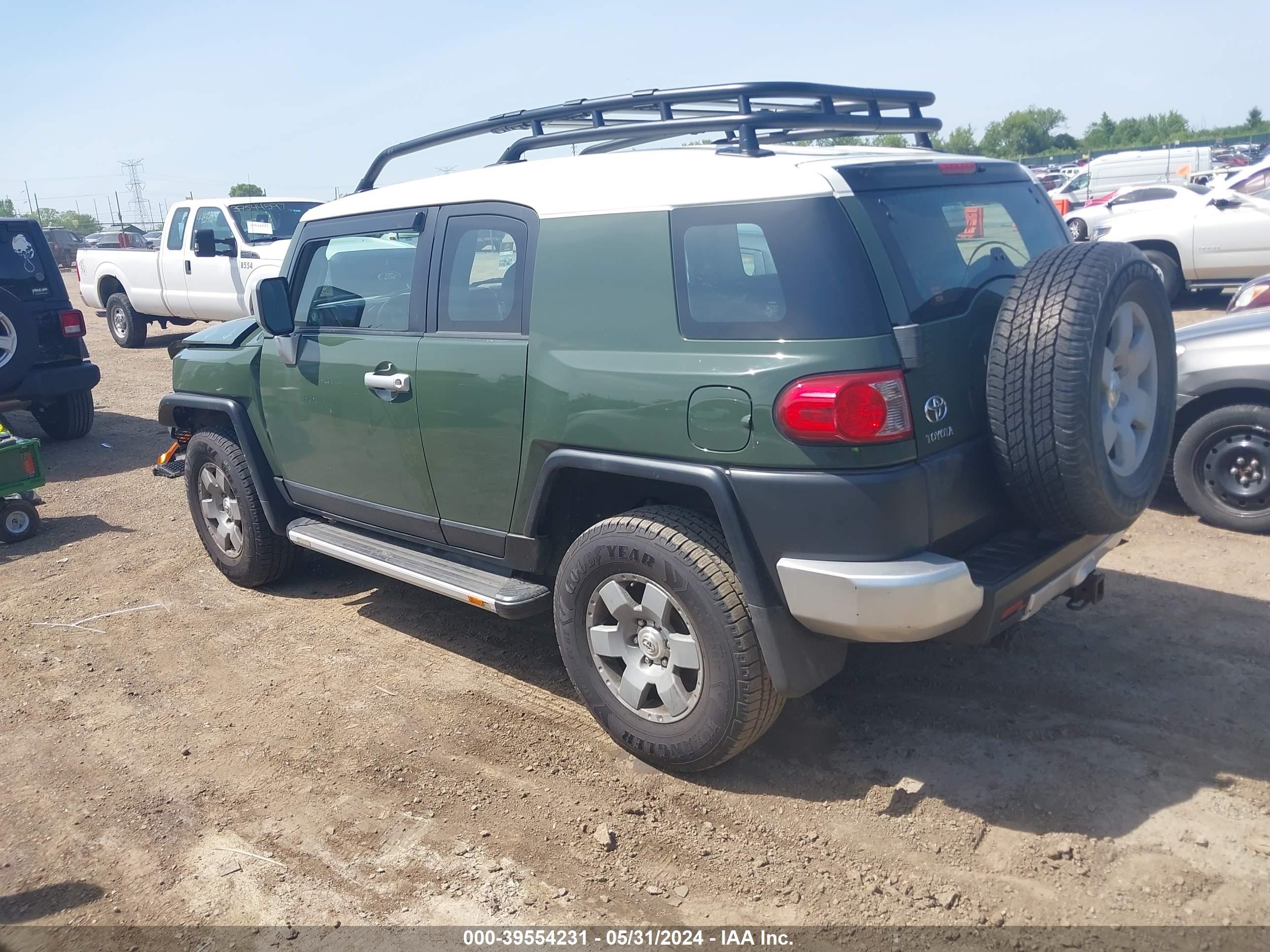 Photo 2 VIN: JTEBU4BF8AK081854 - TOYOTA FJ CRUISER 