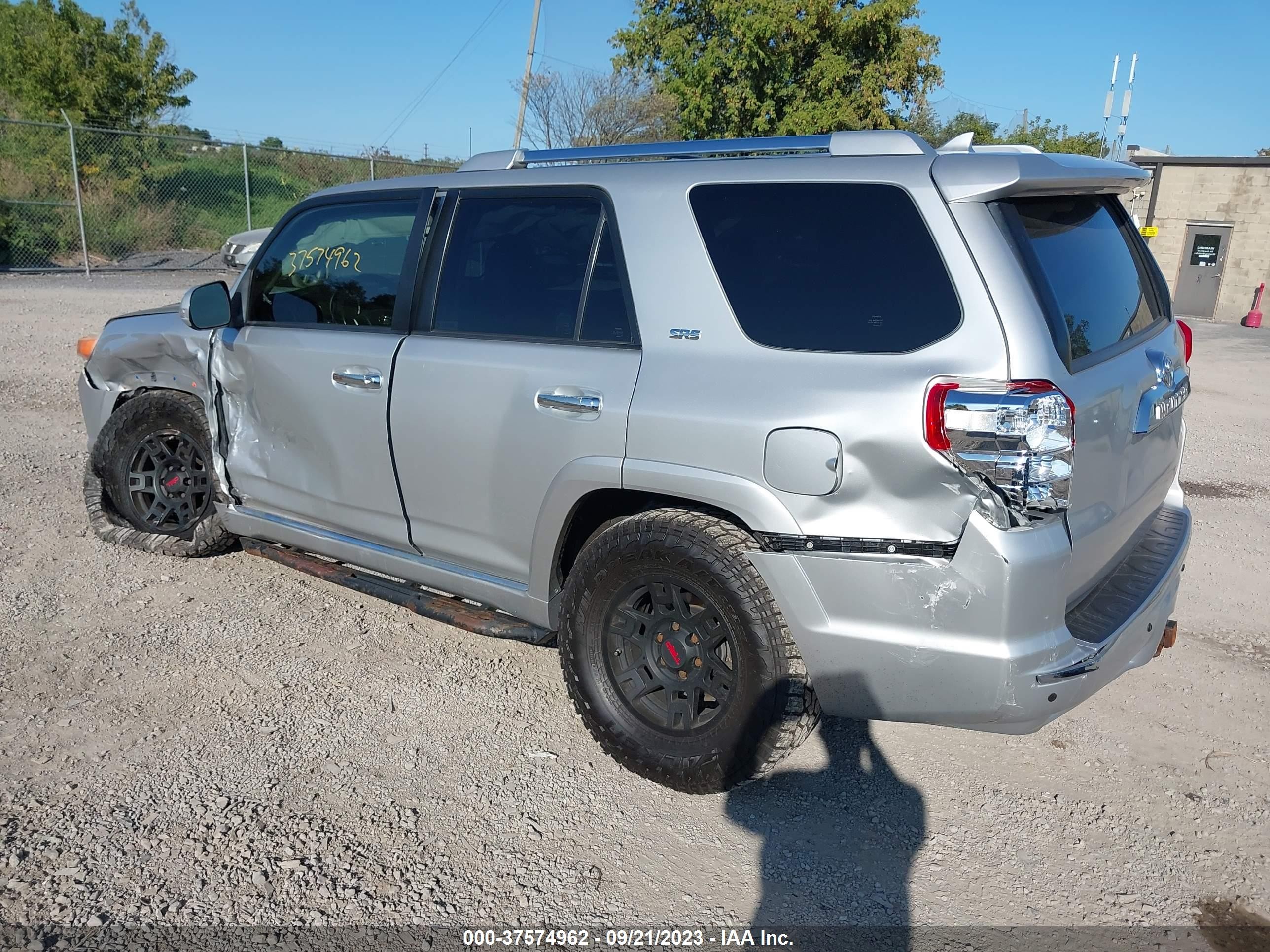 Photo 2 VIN: JTEBU5JR0C5103817 - TOYOTA 4RUNNER 