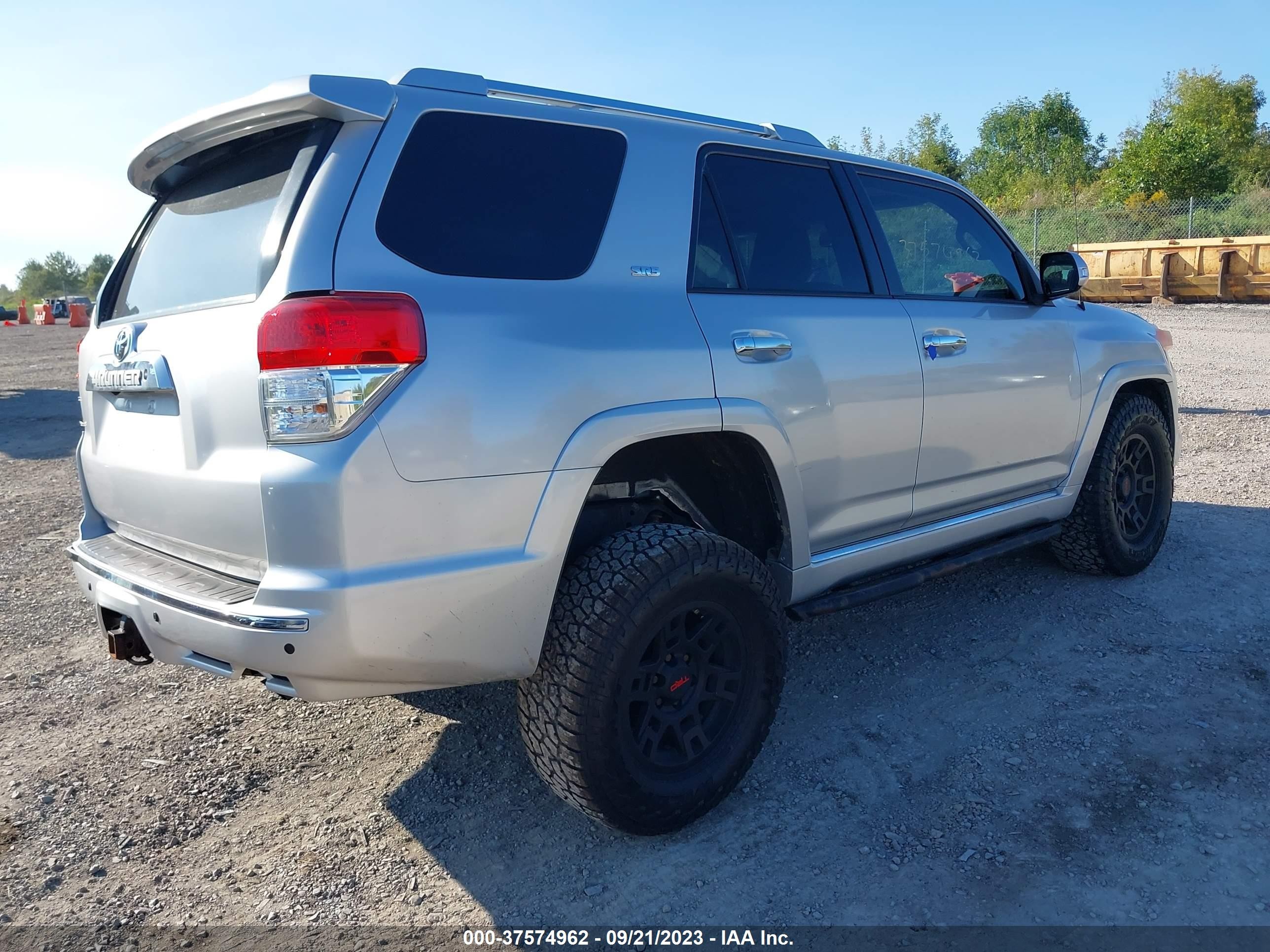 Photo 3 VIN: JTEBU5JR0C5103817 - TOYOTA 4RUNNER 