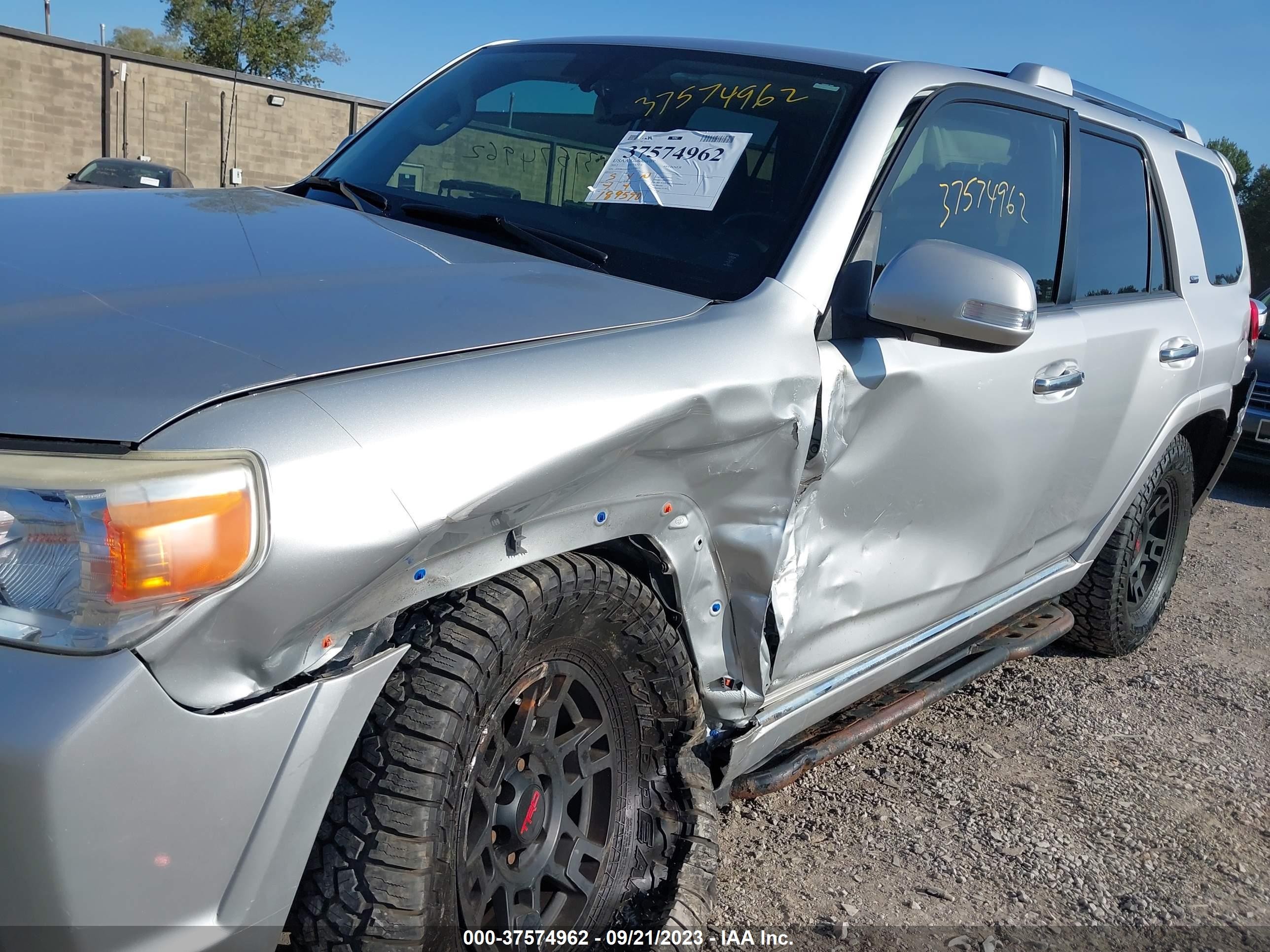 Photo 5 VIN: JTEBU5JR0C5103817 - TOYOTA 4RUNNER 