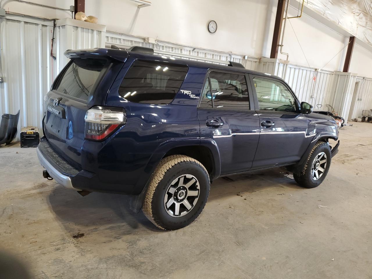 Photo 2 VIN: JTEBU5JR3J5555659 - TOYOTA 4RUNNER 