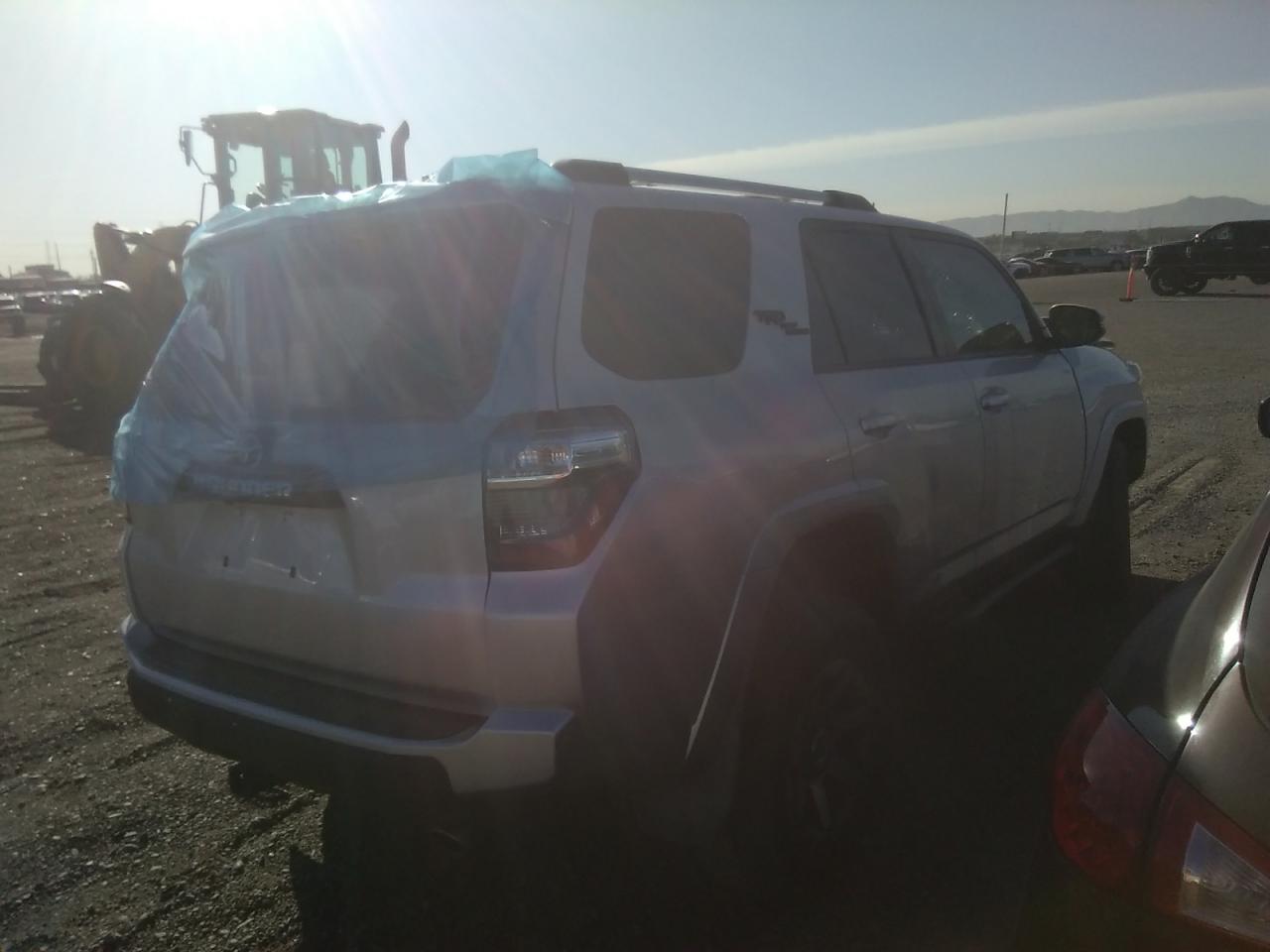 Photo 2 VIN: JTEBU5JR3J5591688 - TOYOTA 4RUNNER 