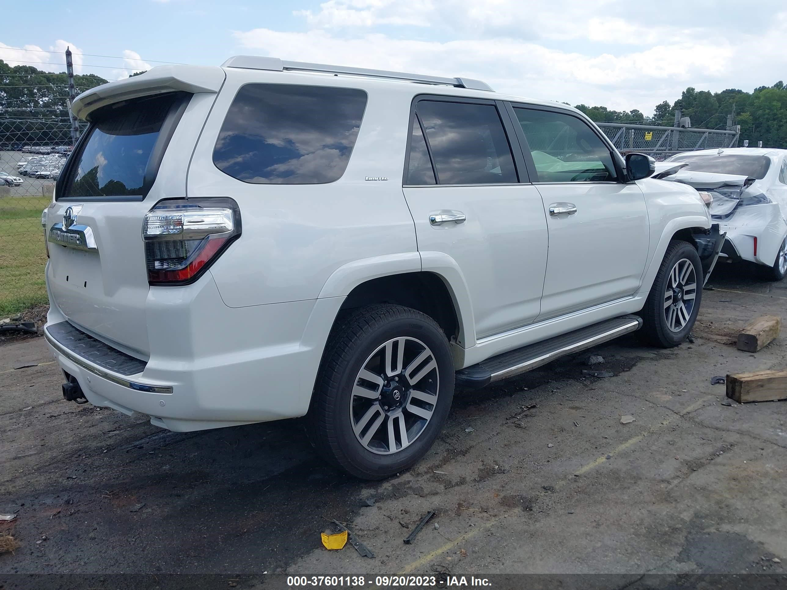 Photo 3 VIN: JTEBU5JR6H5438457 - TOYOTA 4RUNNER 