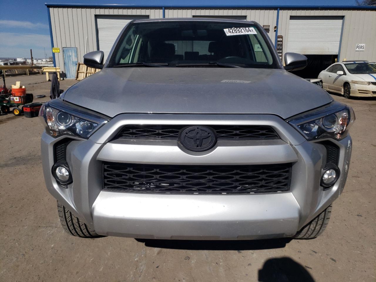 Photo 4 VIN: JTEBU5JR6H5463228 - TOYOTA 4RUNNER 