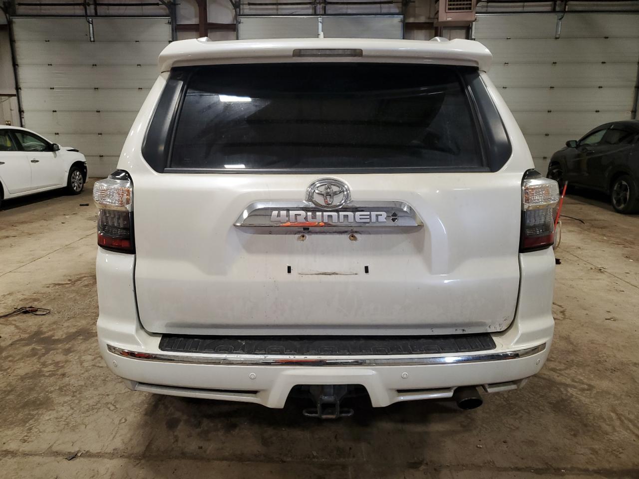 Photo 5 VIN: JTEBU5JR6J5550827 - TOYOTA 4RUNNER 