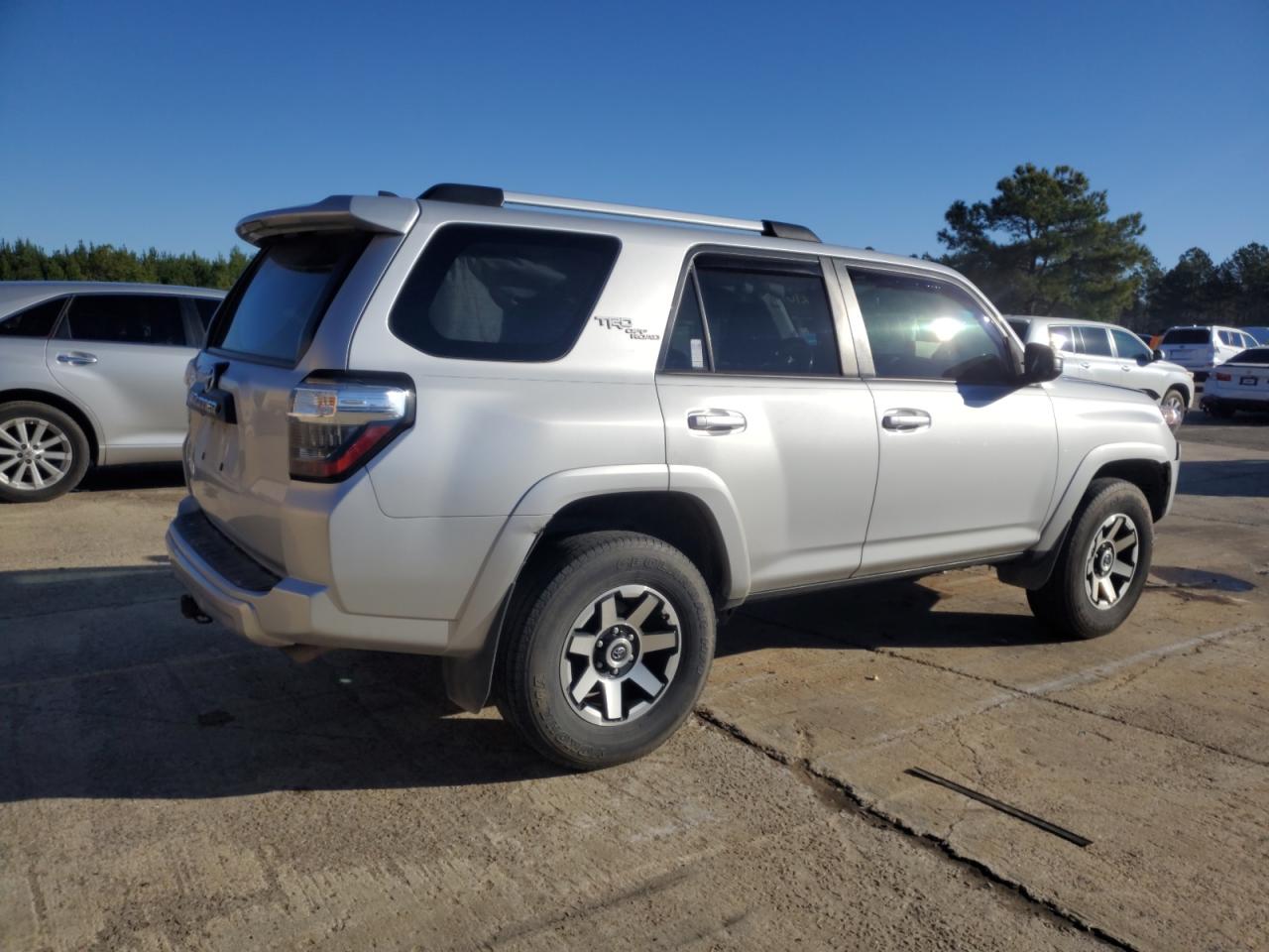 Photo 2 VIN: JTEBU5JR7J5563215 - TOYOTA 4RUNNER 