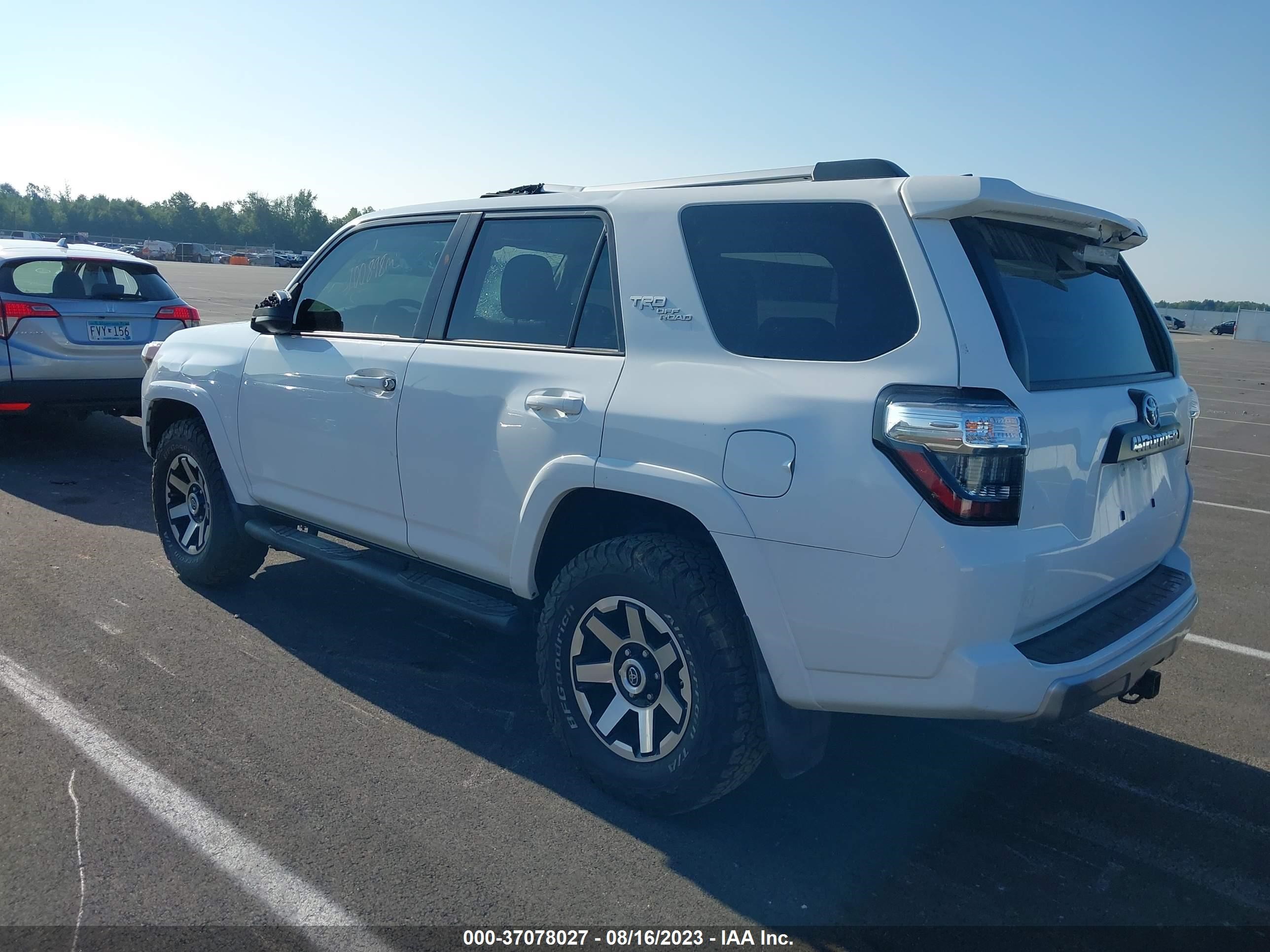 Photo 2 VIN: JTEBU5JR7J5576675 - TOYOTA 4RUNNER 