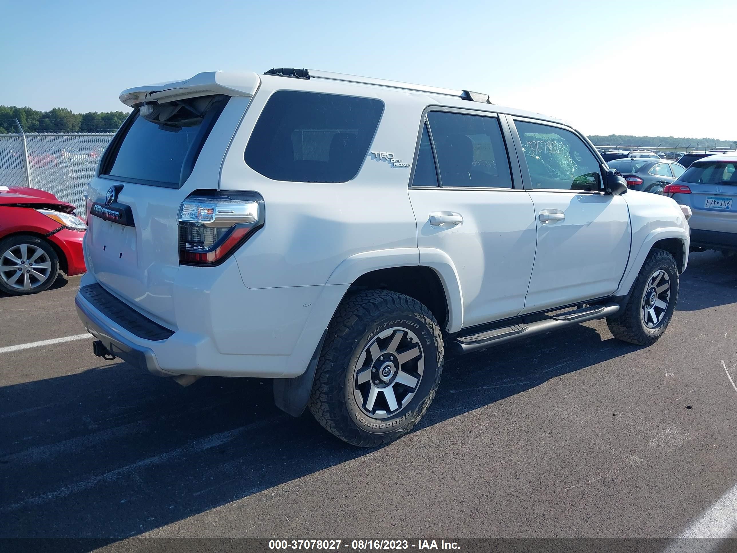 Photo 3 VIN: JTEBU5JR7J5576675 - TOYOTA 4RUNNER 