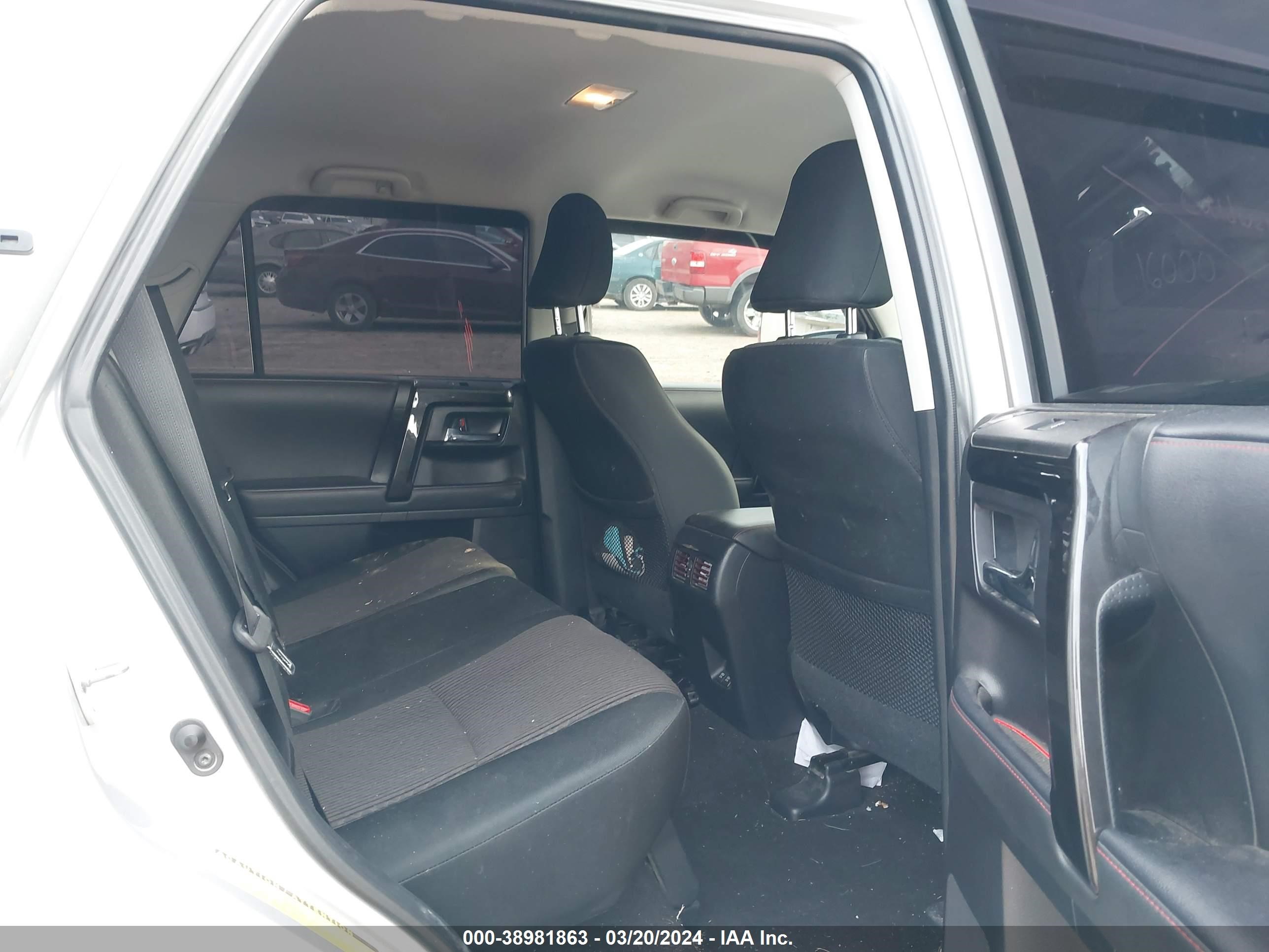 Photo 7 VIN: JTEBU5JR7L5820103 - TOYOTA 4RUNNER 