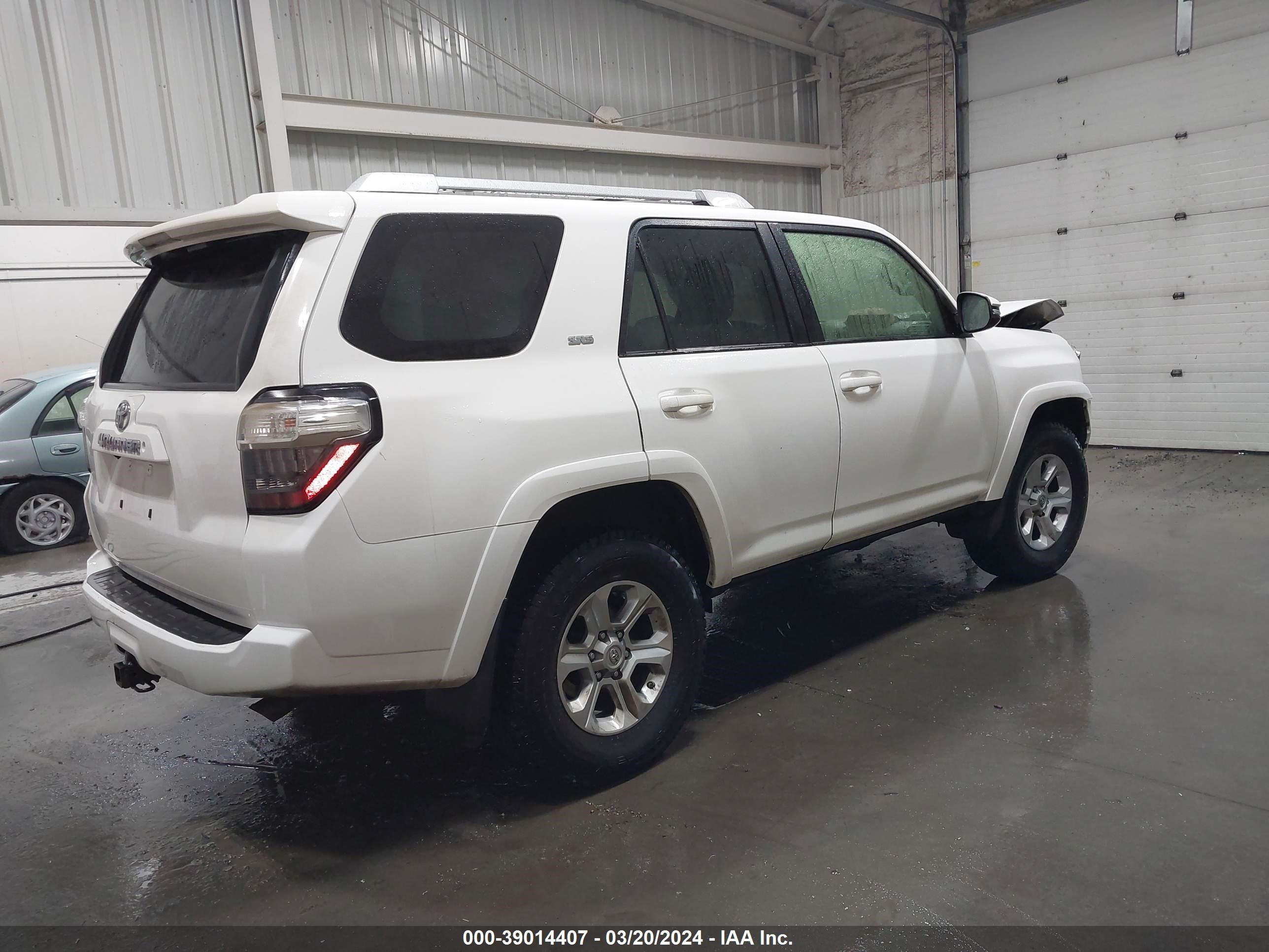 Photo 3 VIN: JTEBU5JR8J5532393 - TOYOTA 4RUNNER 