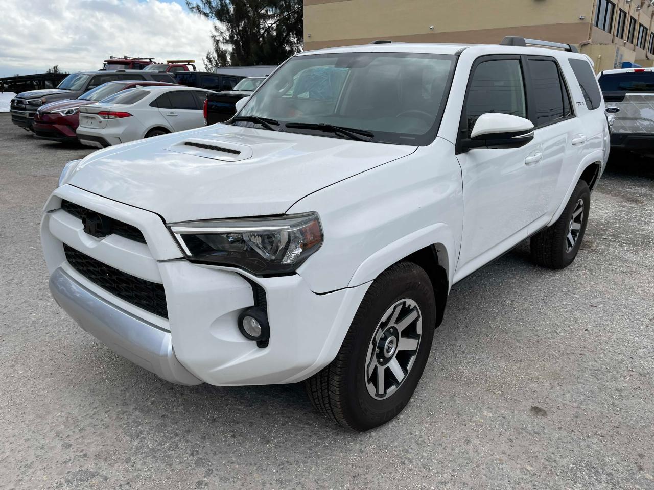 Photo 1 VIN: JTEBU5JR9H5407204 - TOYOTA 4RUNNER SR 