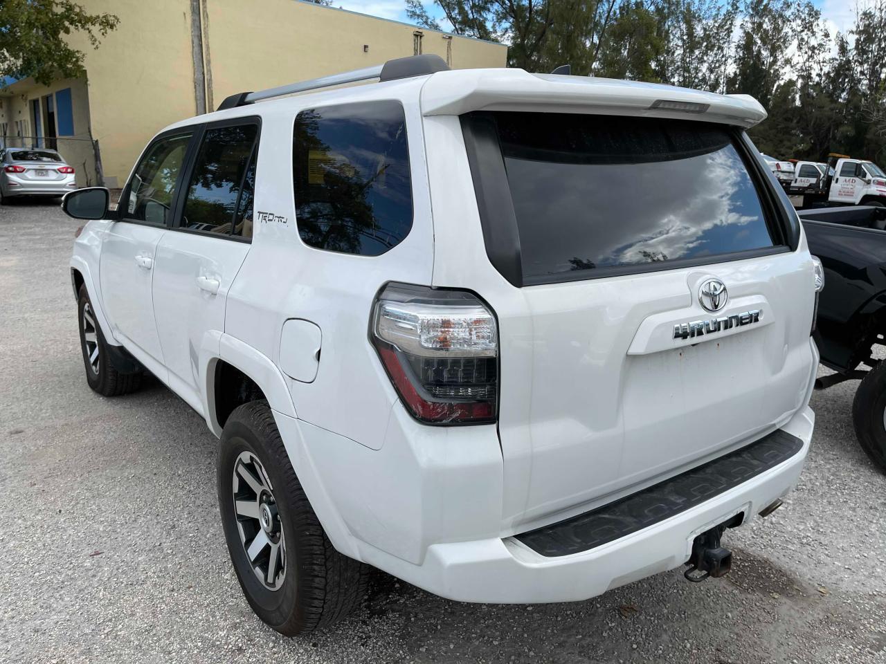 Photo 2 VIN: JTEBU5JR9H5407204 - TOYOTA 4RUNNER SR 