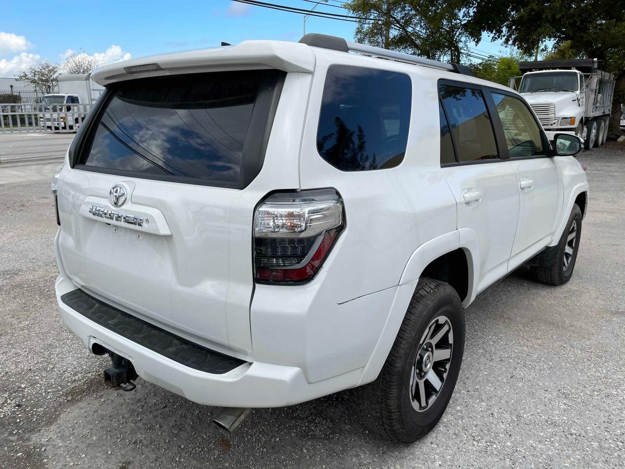 Photo 3 VIN: JTEBU5JR9H5407204 - TOYOTA 4RUNNER SR 