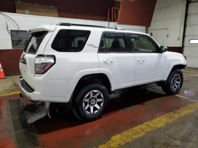 Photo 2 VIN: JTEPU5JR1P6128828 - TOYOTA 4RUNNER SE 