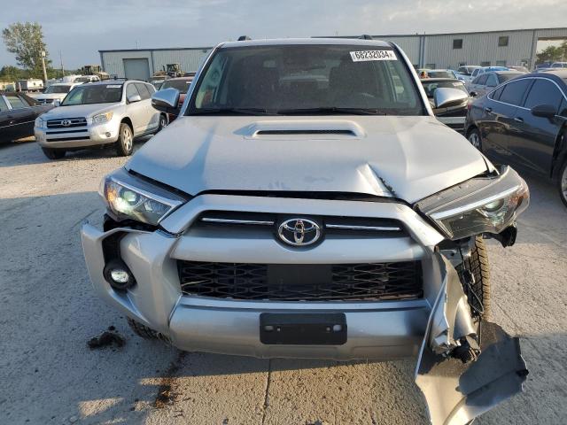 Photo 4 VIN: JTERU5JRXP6204555 - TOYOTA 4RUNNER SE 