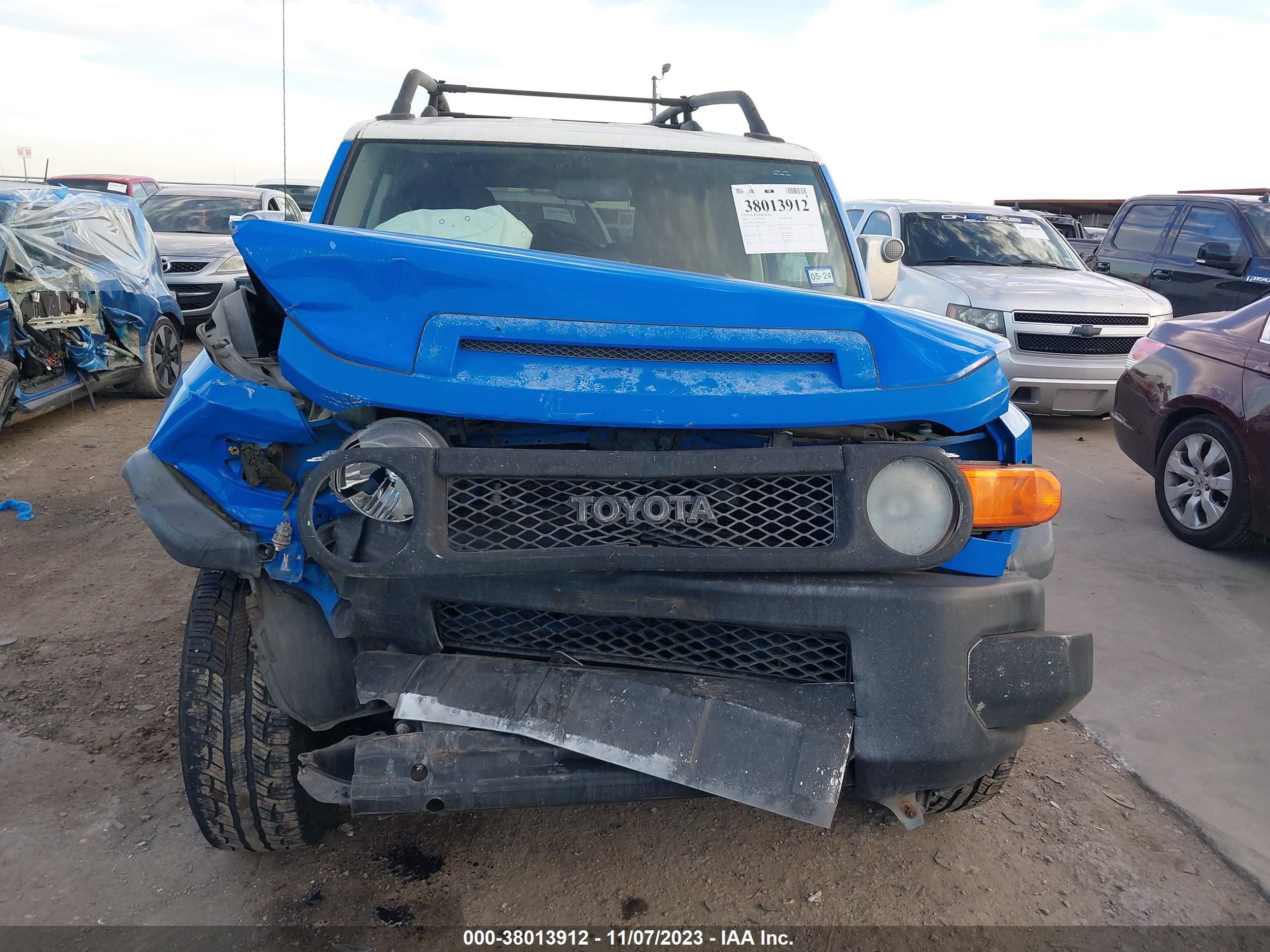 Photo 11 VIN: JTEZU11F270015237 - TOYOTA FJ CRUISER 