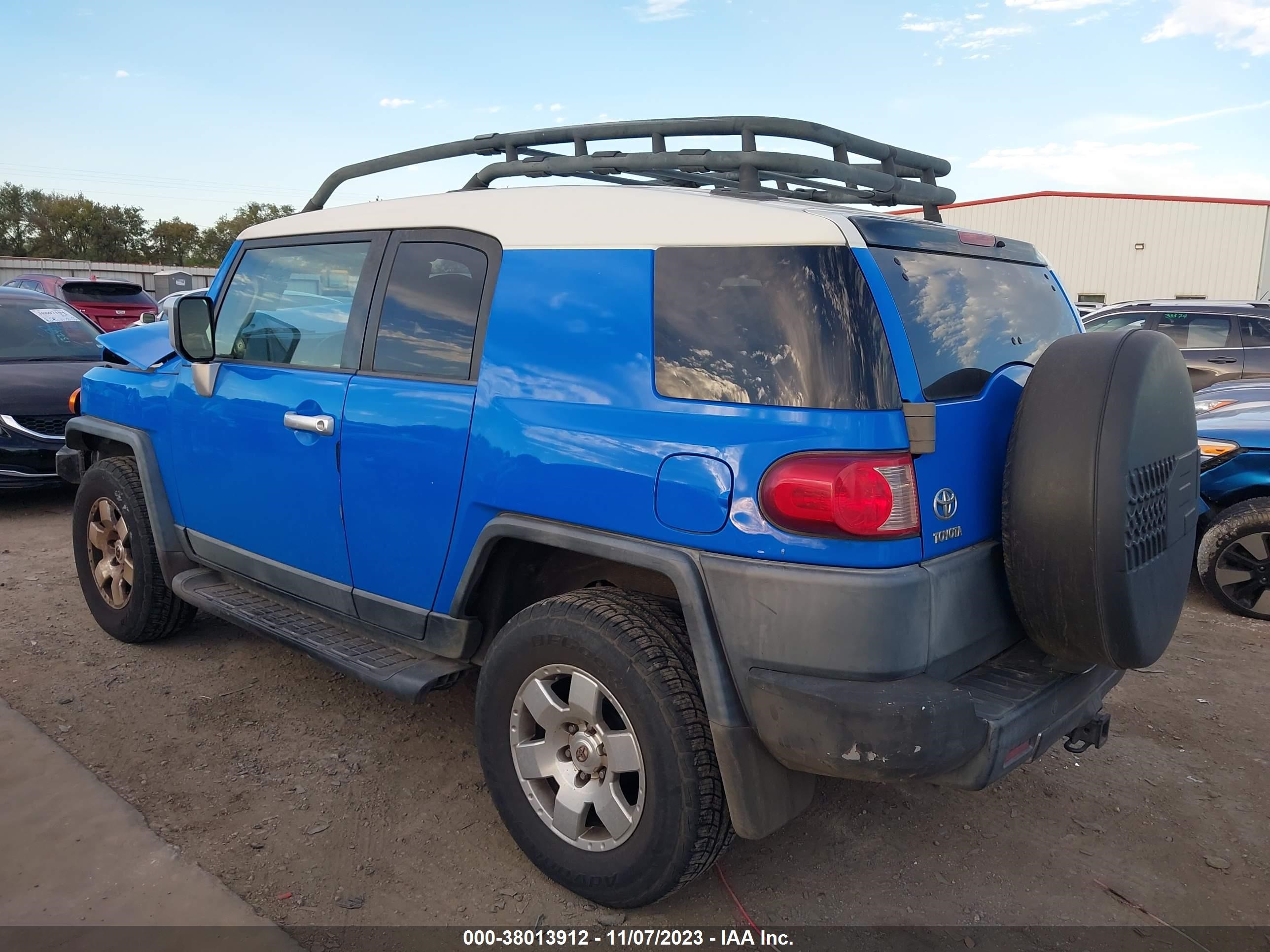 Photo 2 VIN: JTEZU11F270015237 - TOYOTA FJ CRUISER 