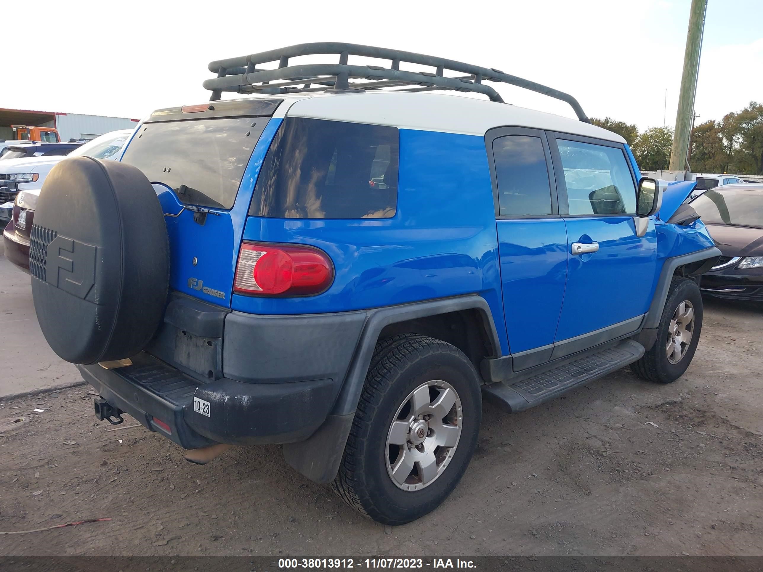 Photo 3 VIN: JTEZU11F270015237 - TOYOTA FJ CRUISER 