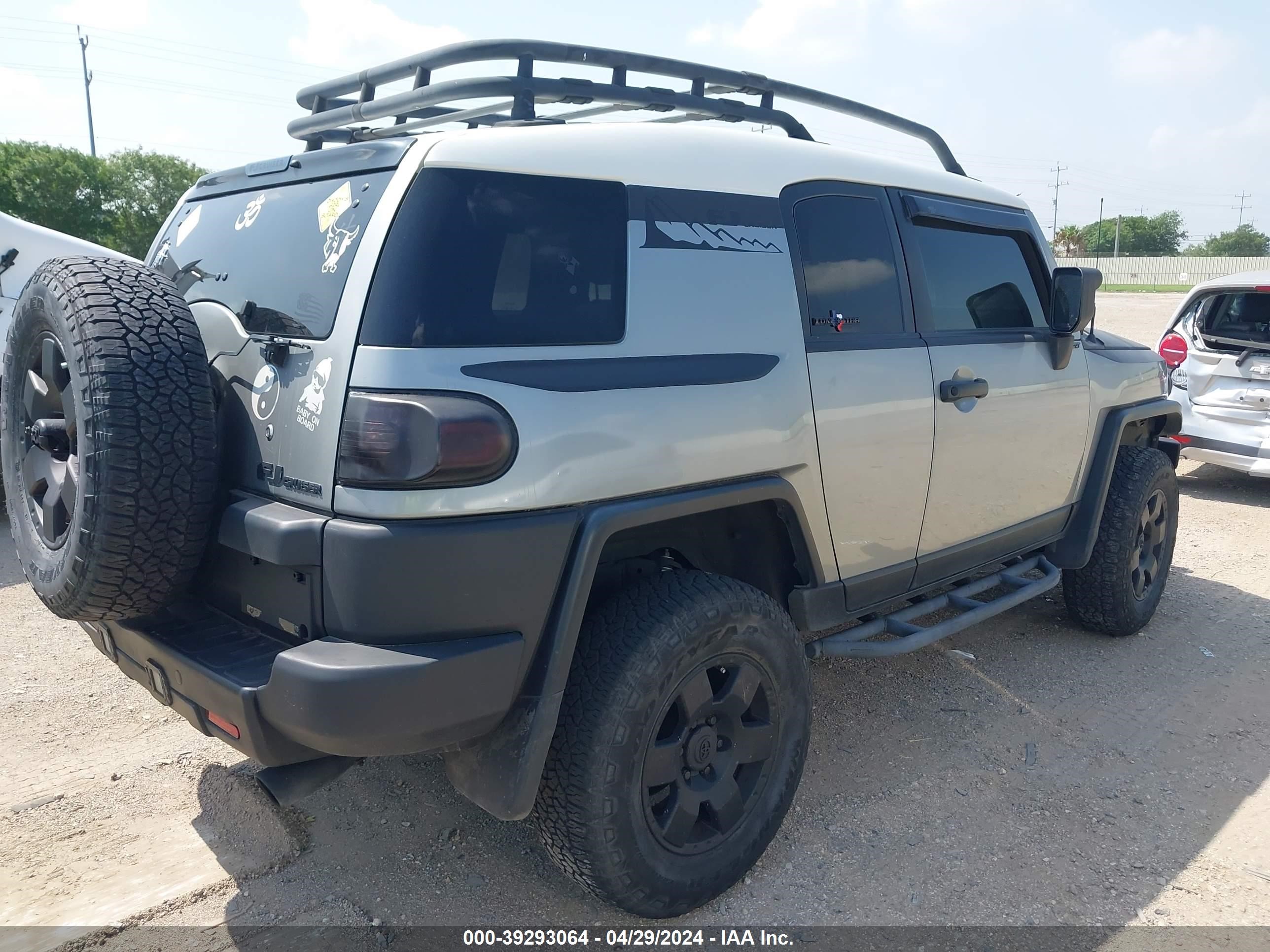 Photo 3 VIN: JTEZU11F69K008024 - TOYOTA FJ CRUISER 