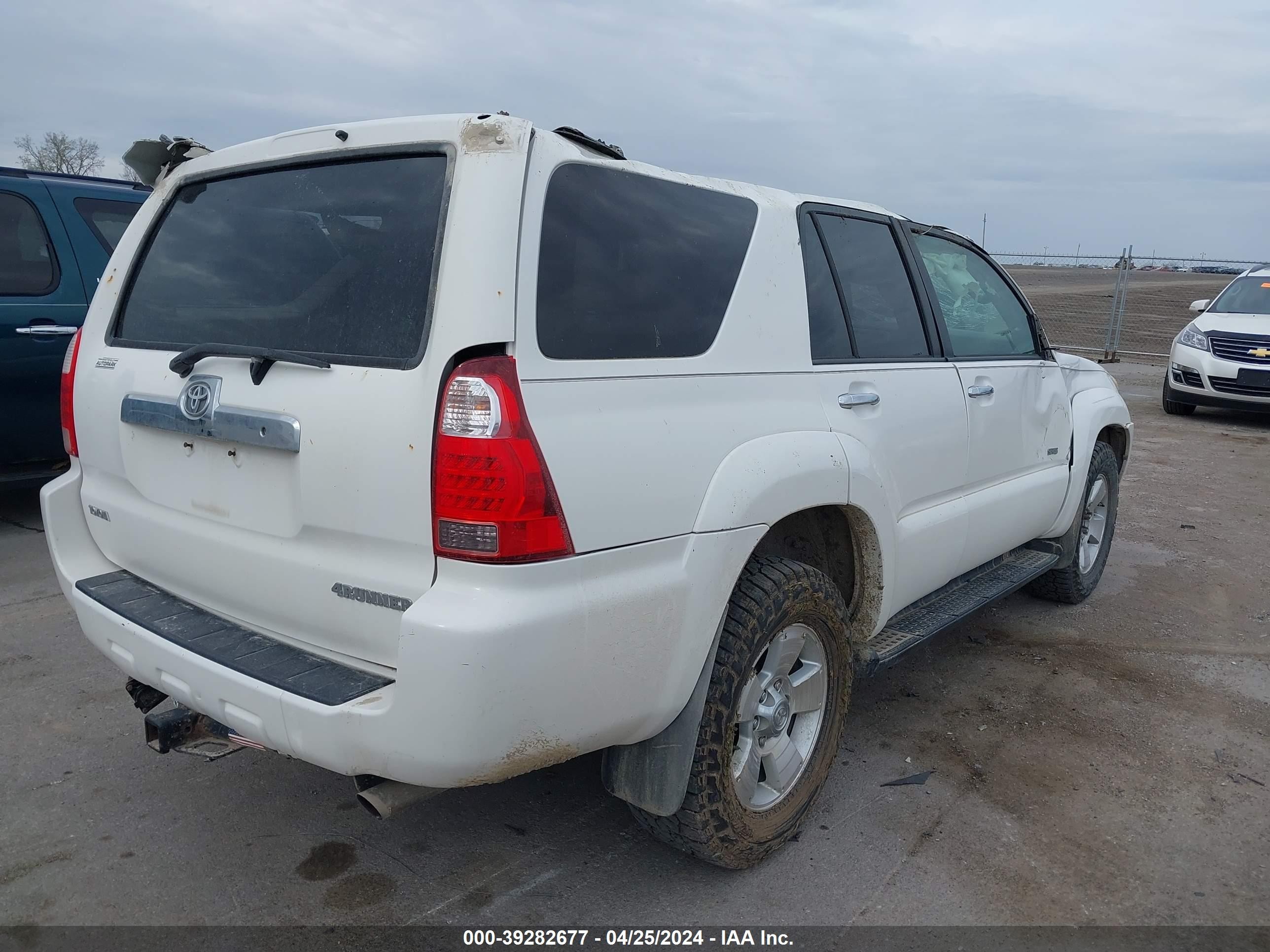 Photo 3 VIN: JTEZU14R28K011670 - TOYOTA 4RUNNER 