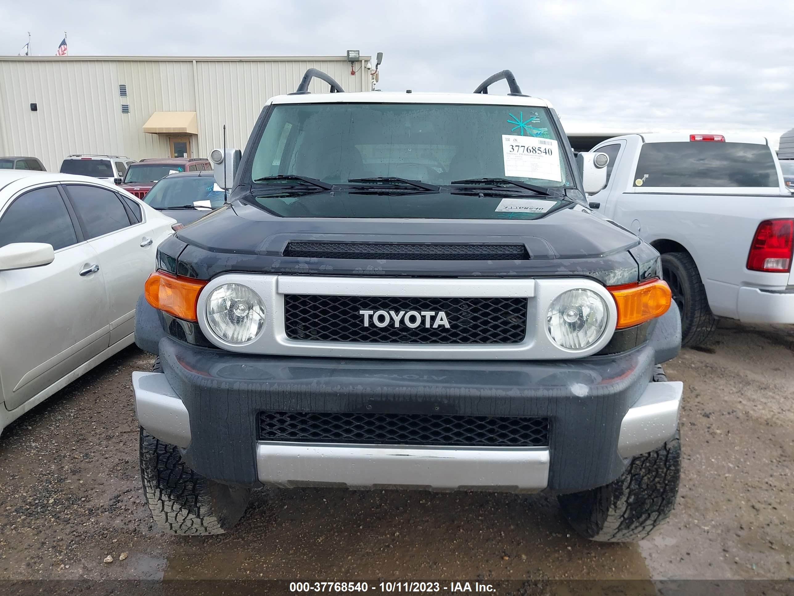 Photo 11 VIN: JTEZU4BF5AK010819 - TOYOTA FJ CRUISER 