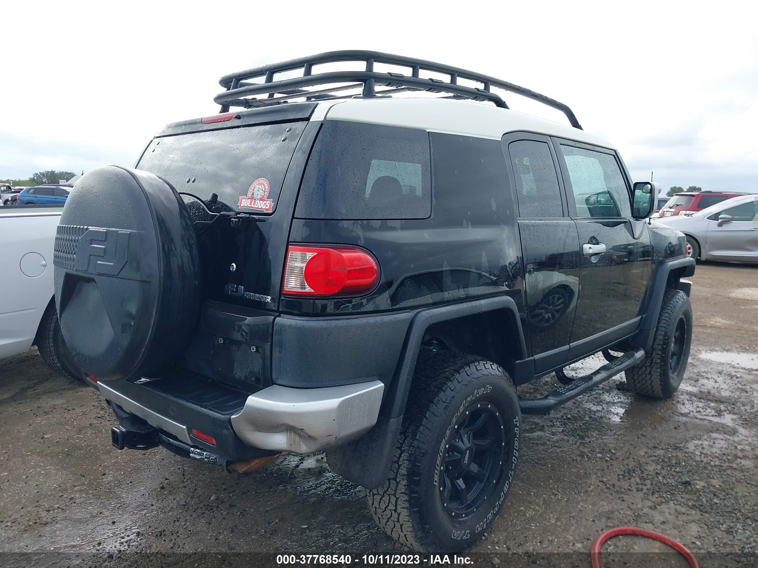 Photo 3 VIN: JTEZU4BF5AK010819 - TOYOTA FJ CRUISER 