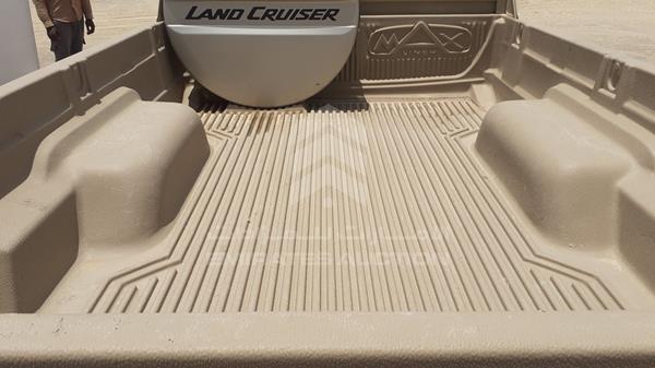 Photo 18 VIN: JTFLU73J1LB015430 - TOYOTA LAND CRUISER PICKUP 