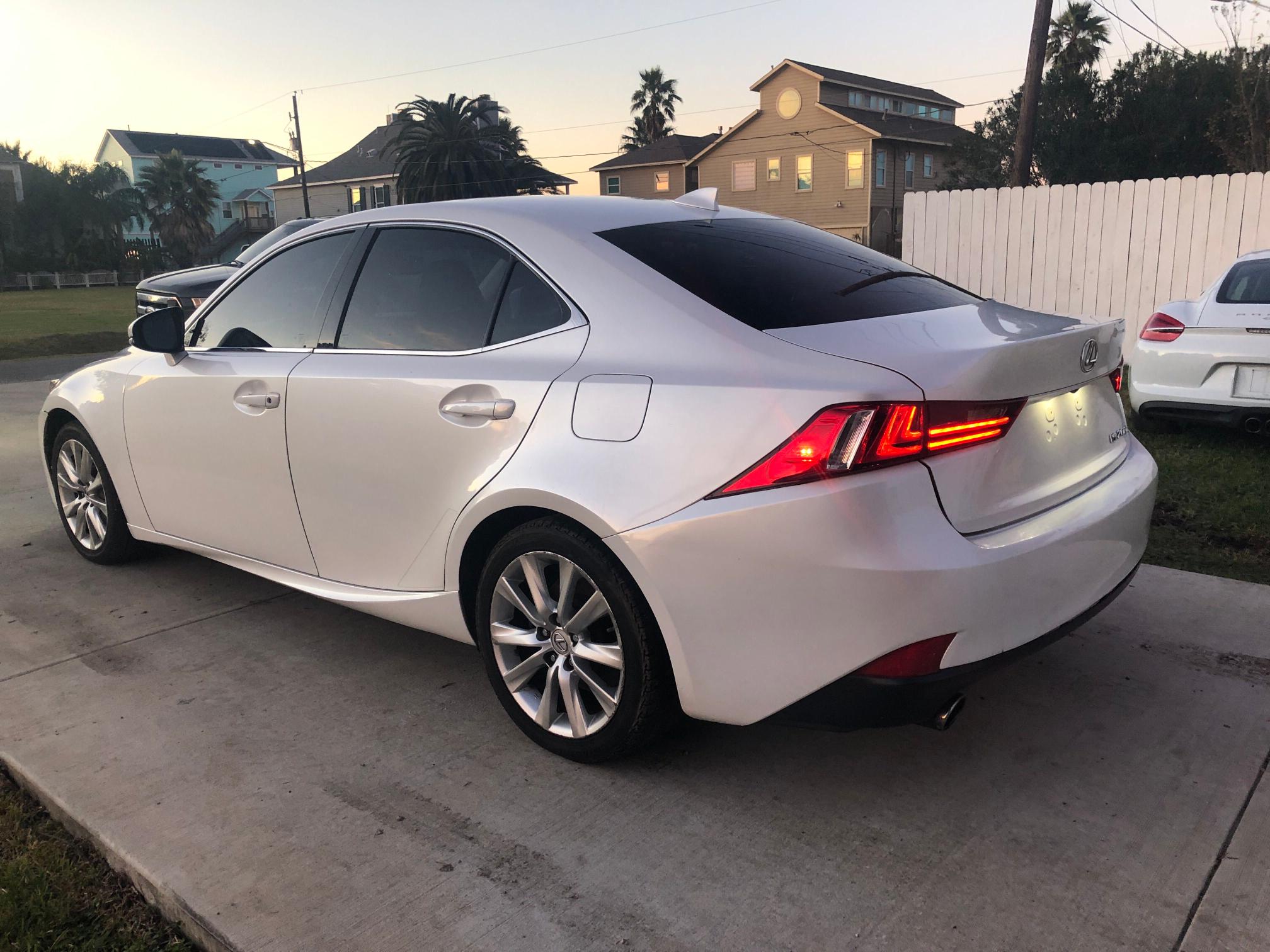 Photo 2 VIN: JTHBA1D2XG5015866 - LEXUS IS 200T 