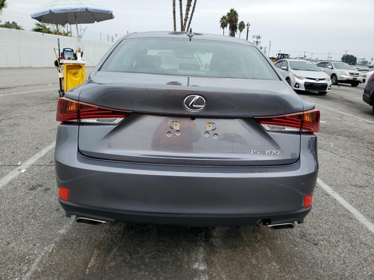 Photo 5 VIN: JTHBA1D2XK5096098 - LEXUS IS 