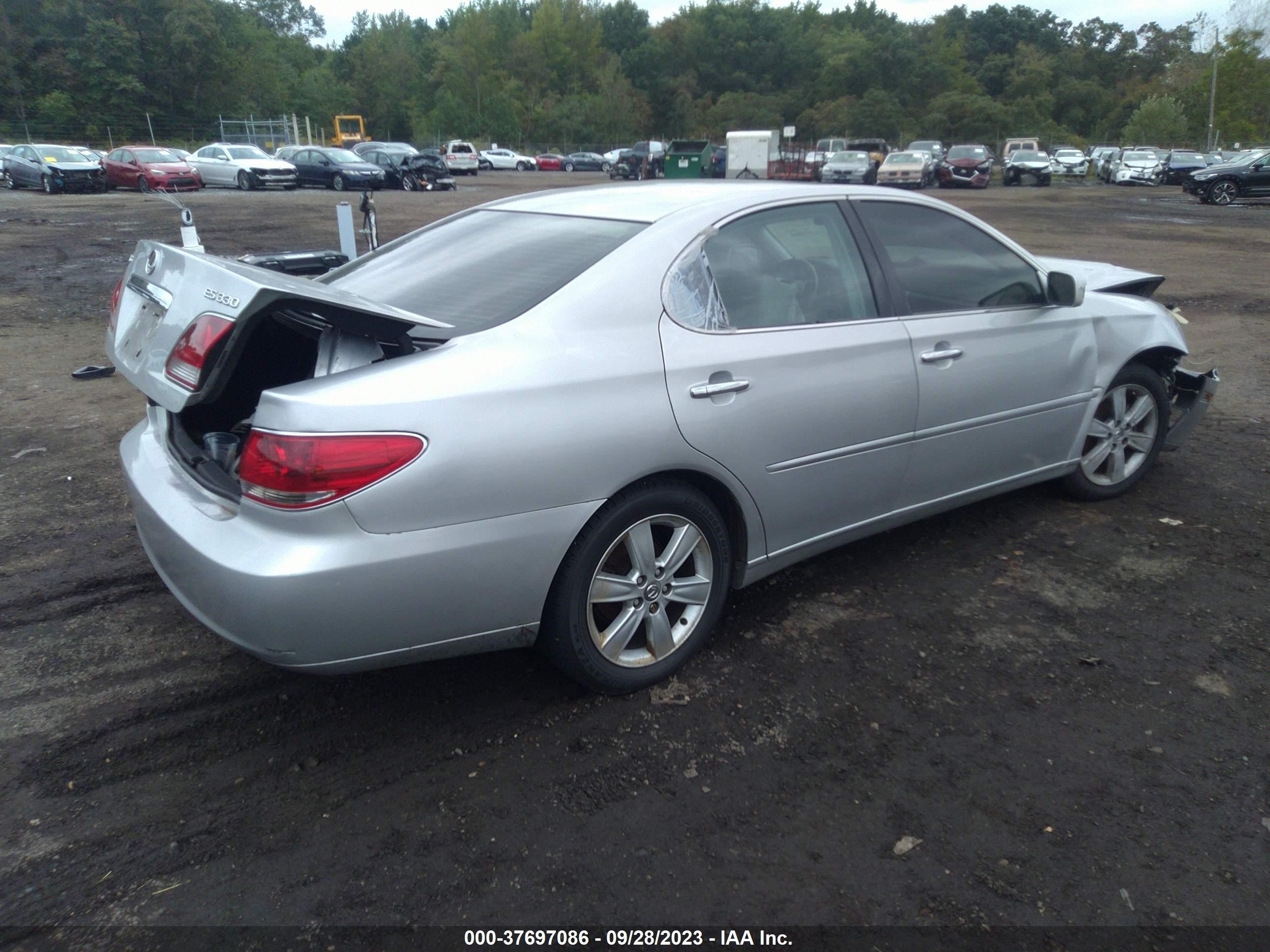 Photo 3 VIN: JTHBA30G355074705 - LEXUS ES 