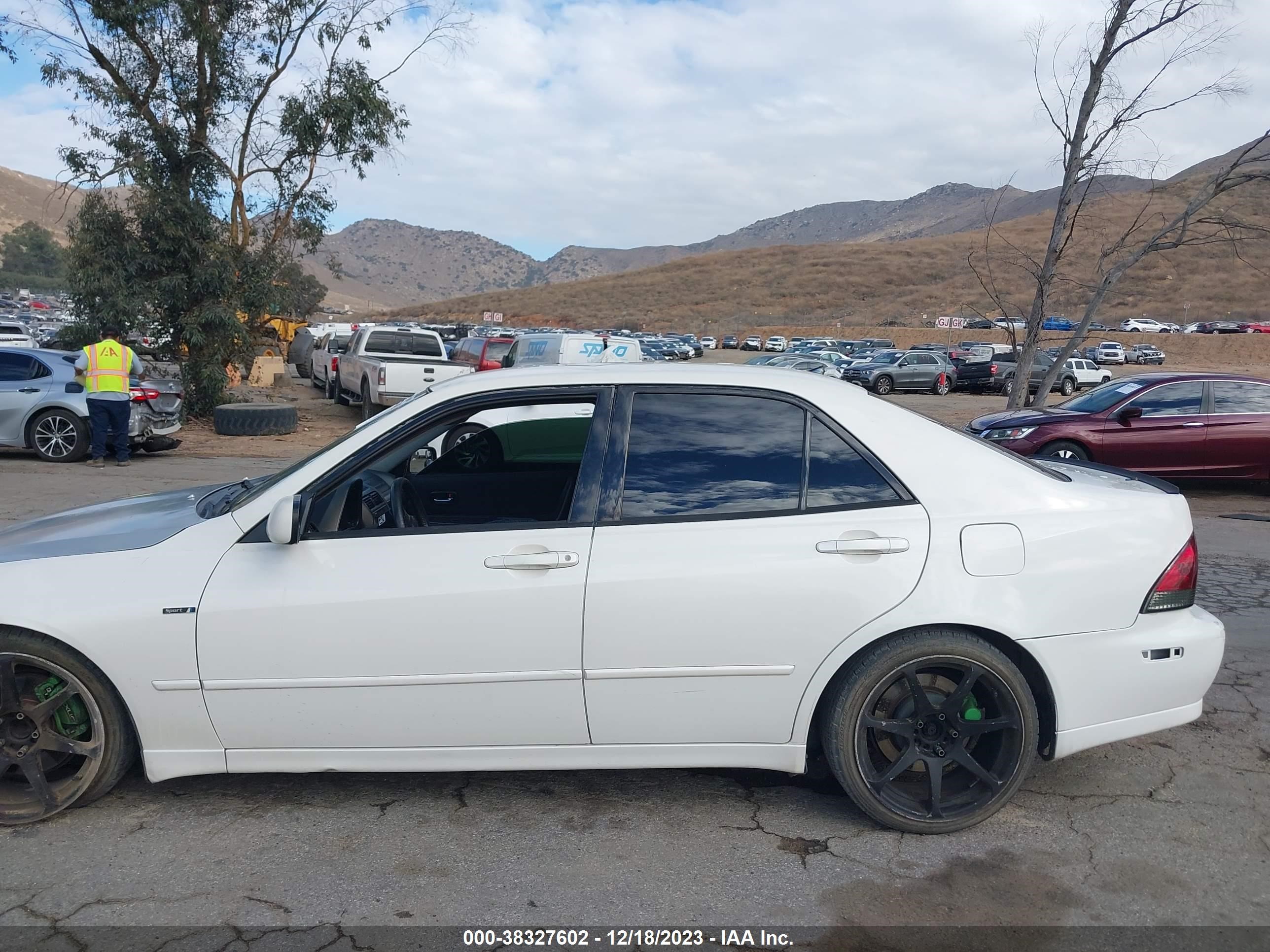 Photo 13 VIN: JTHBD182410022219 - LEXUS IS 