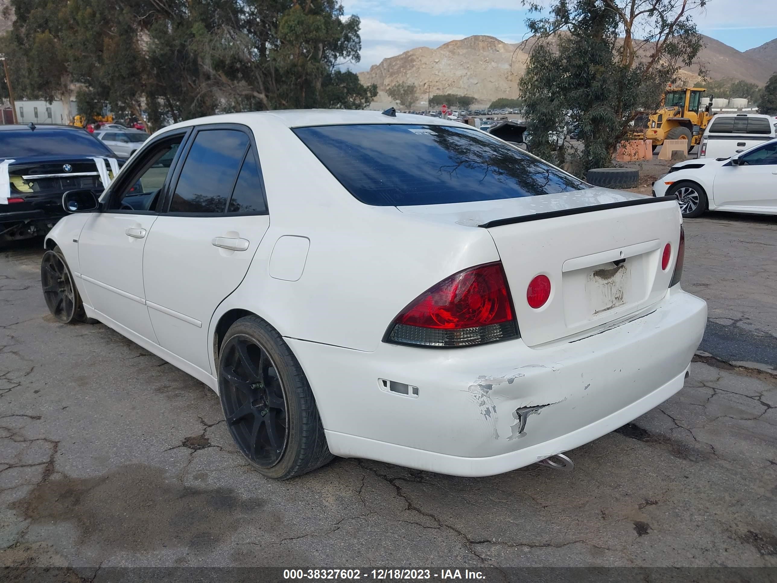 Photo 2 VIN: JTHBD182410022219 - LEXUS IS 