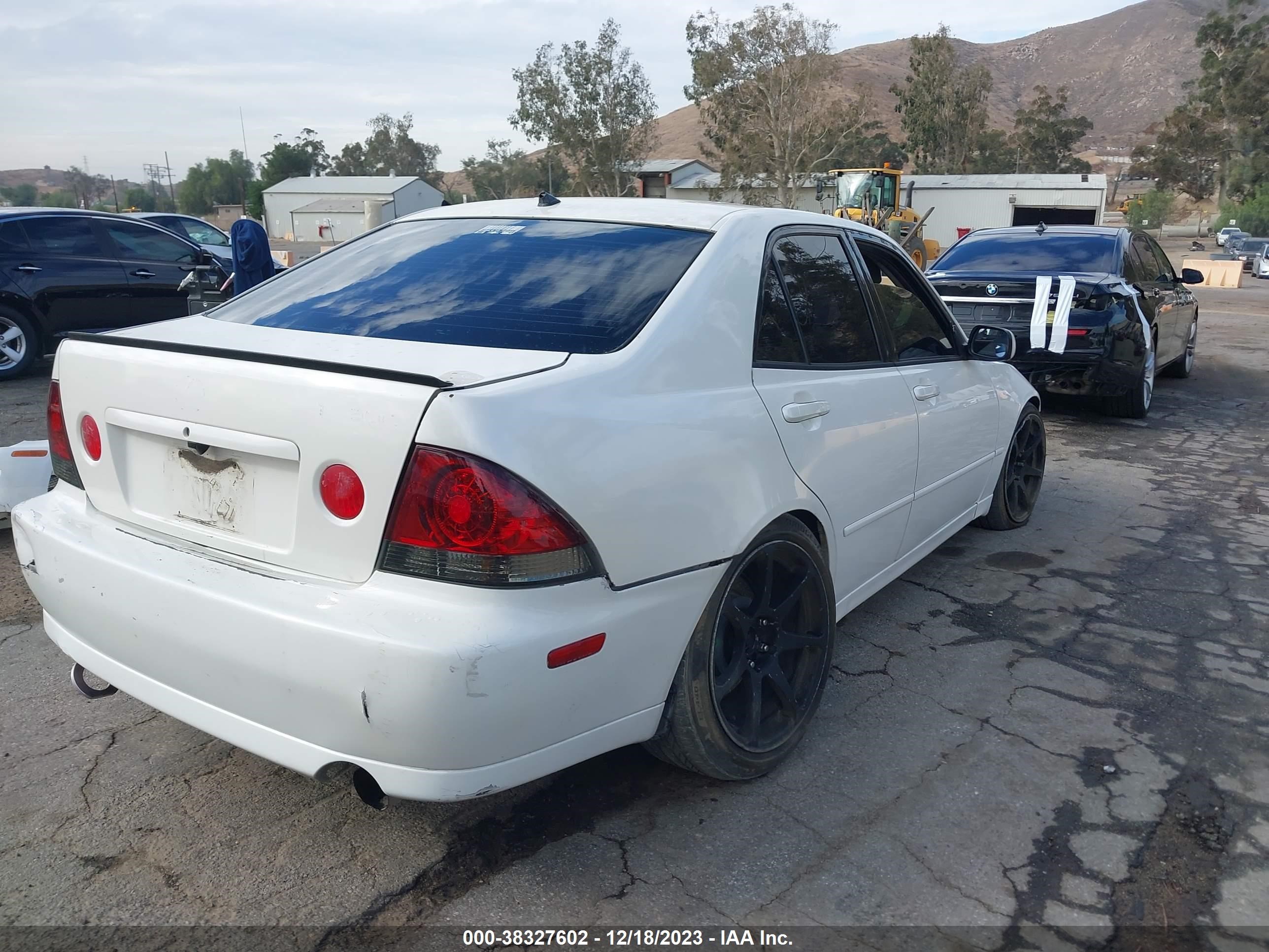 Photo 3 VIN: JTHBD182410022219 - LEXUS IS 