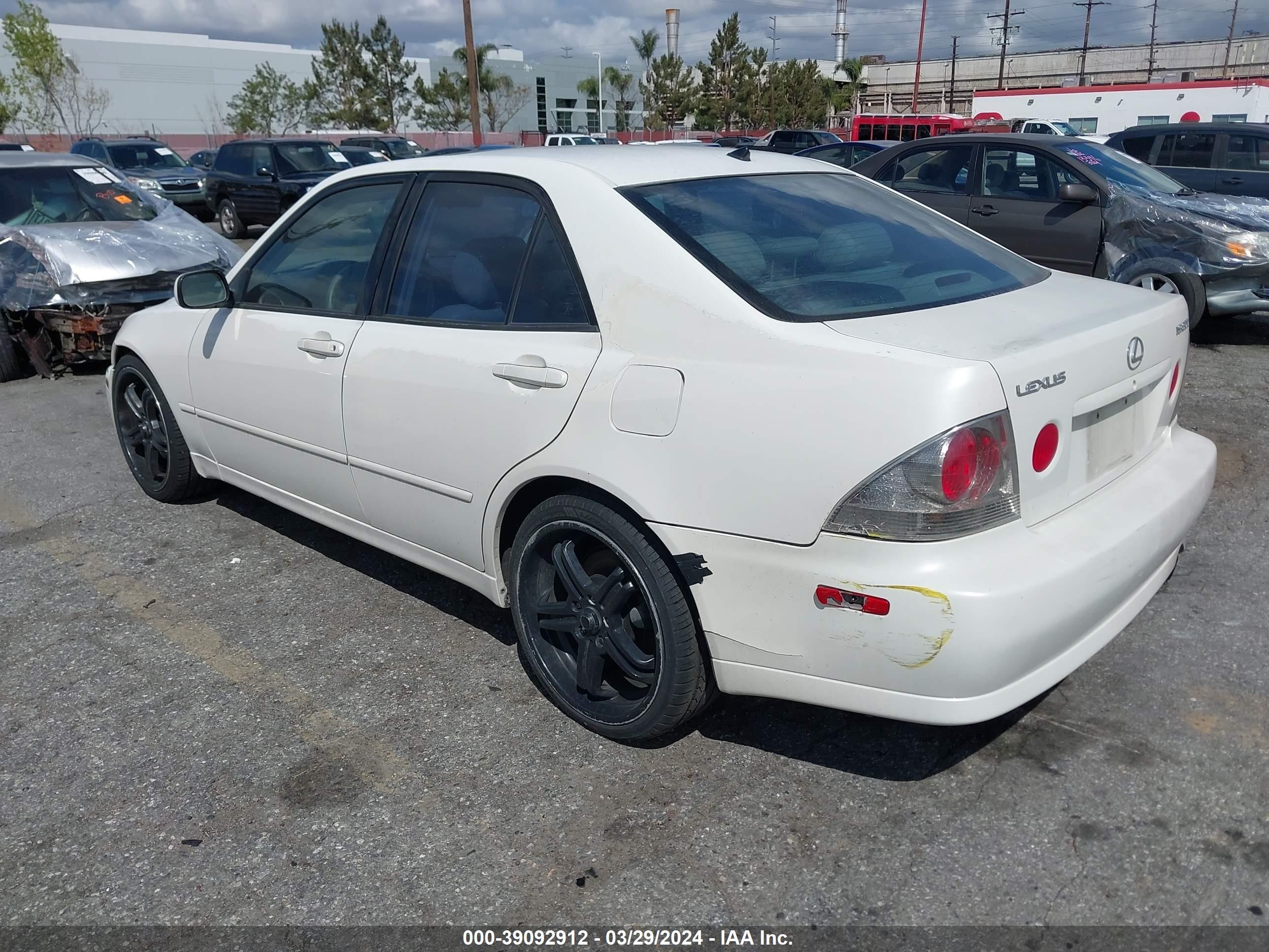 Photo 2 VIN: JTHBD182510013982 - LEXUS IS 