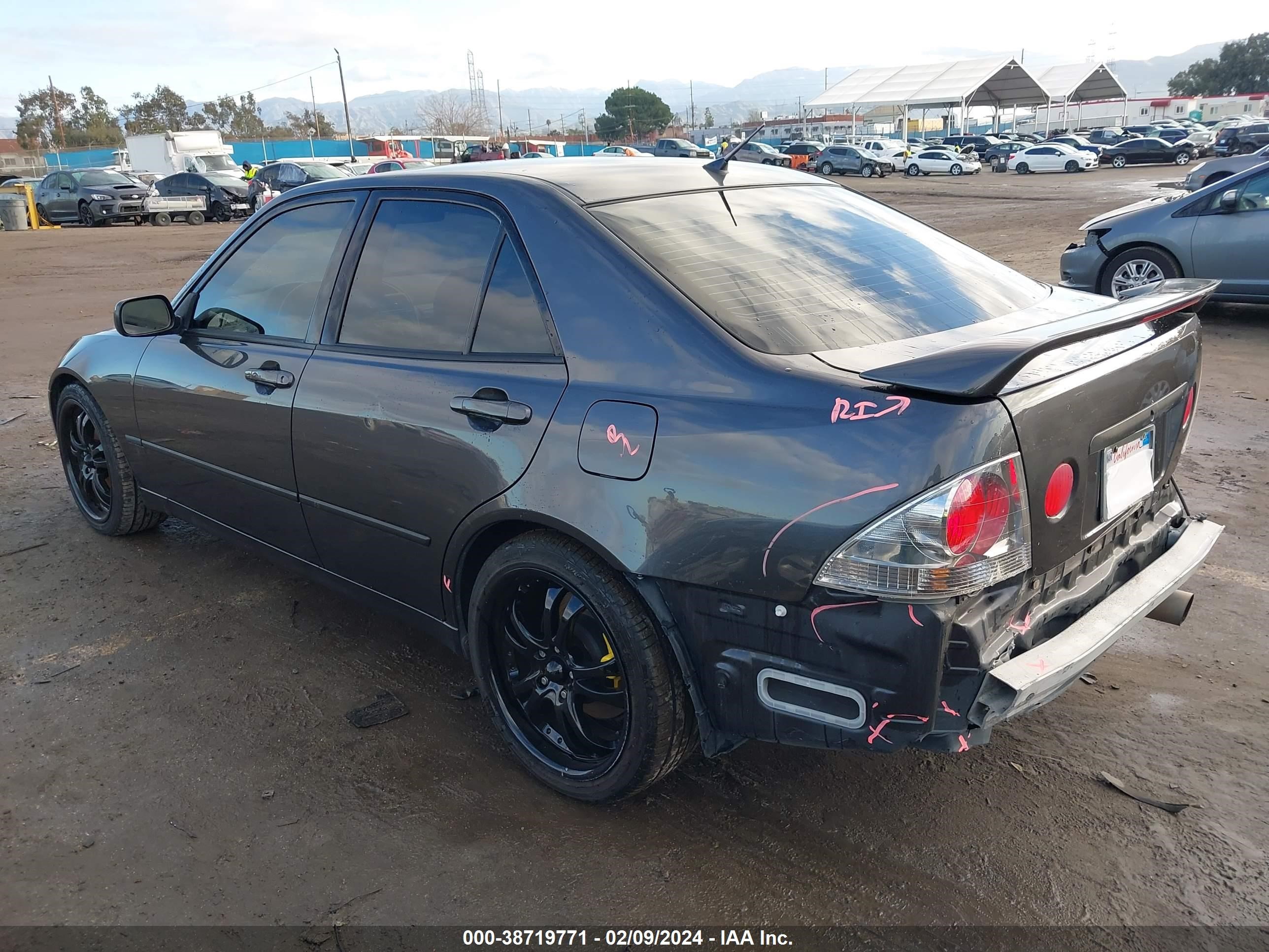 Photo 2 VIN: JTHBD182910025195 - LEXUS IS 