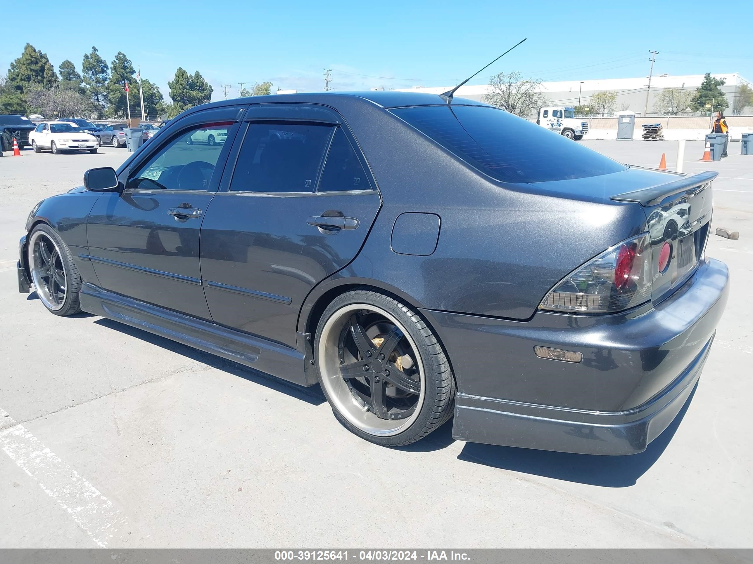 Photo 2 VIN: JTHBD192050096886 - LEXUS IS 