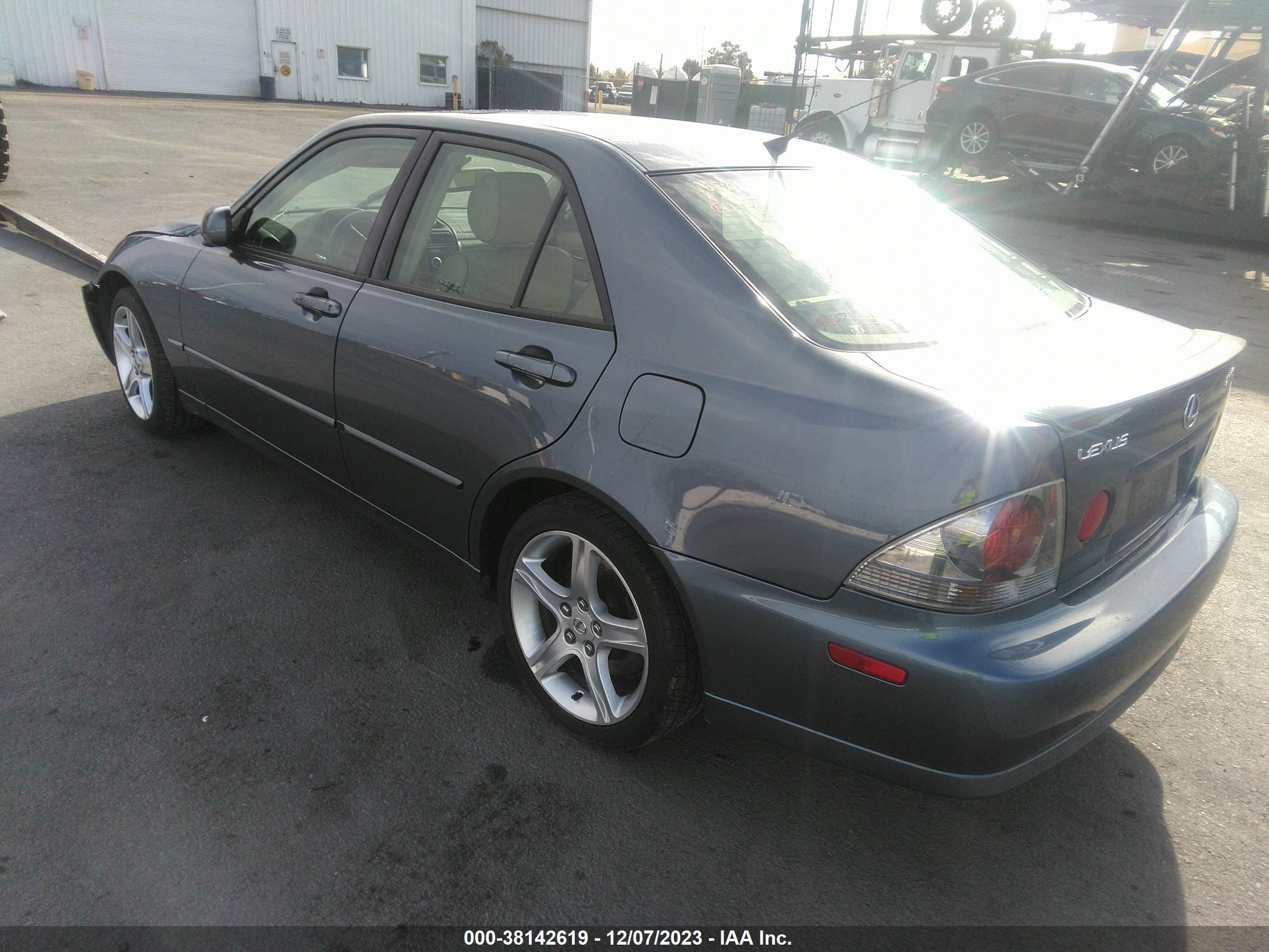 Photo 2 VIN: JTHBD192750098991 - LEXUS IS 