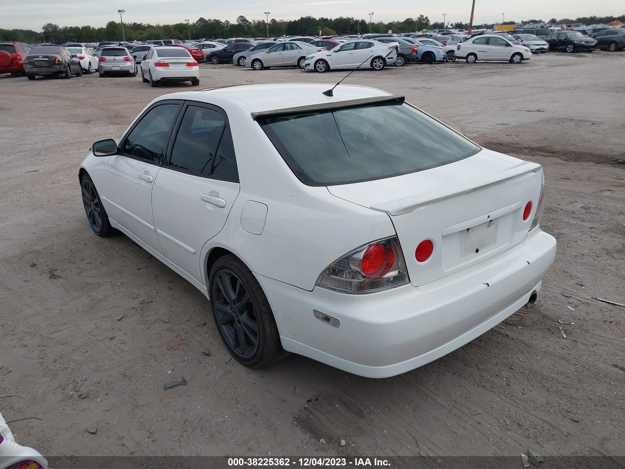 Photo 2 VIN: JTHBD192820046863 - LEXUS IS 