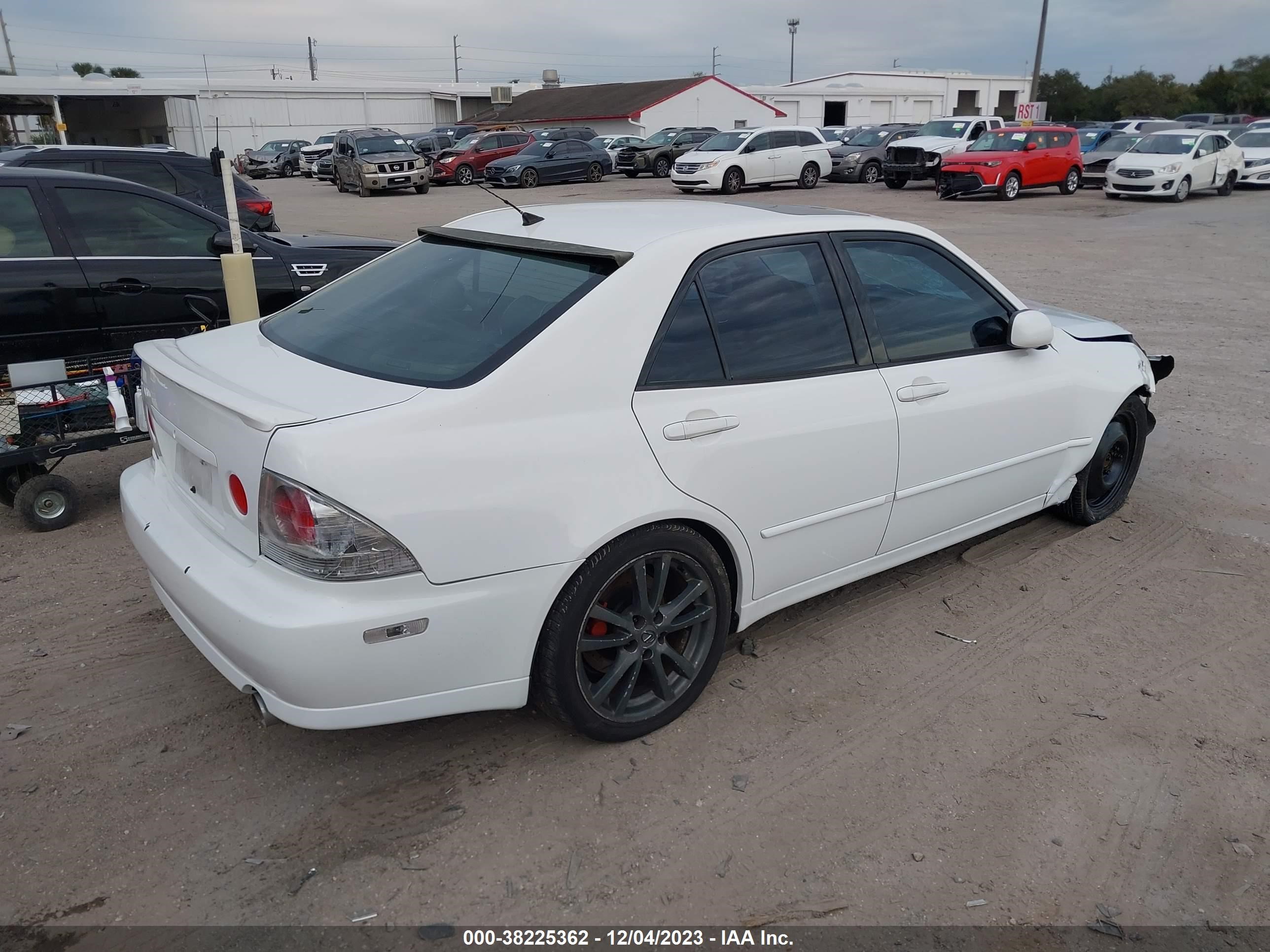 Photo 3 VIN: JTHBD192820046863 - LEXUS IS 