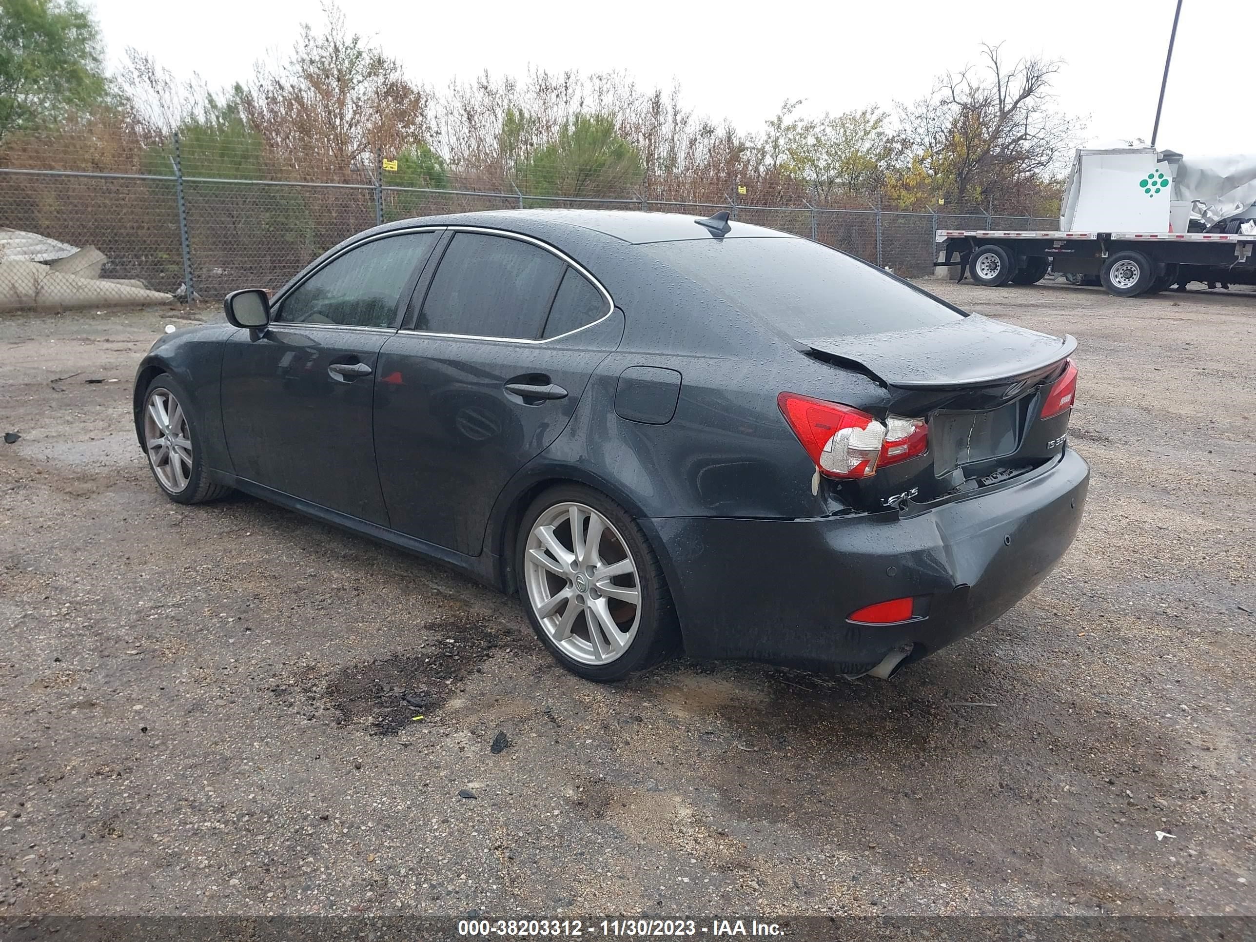 Photo 2 VIN: JTHBE262272010749 - LEXUS IS 