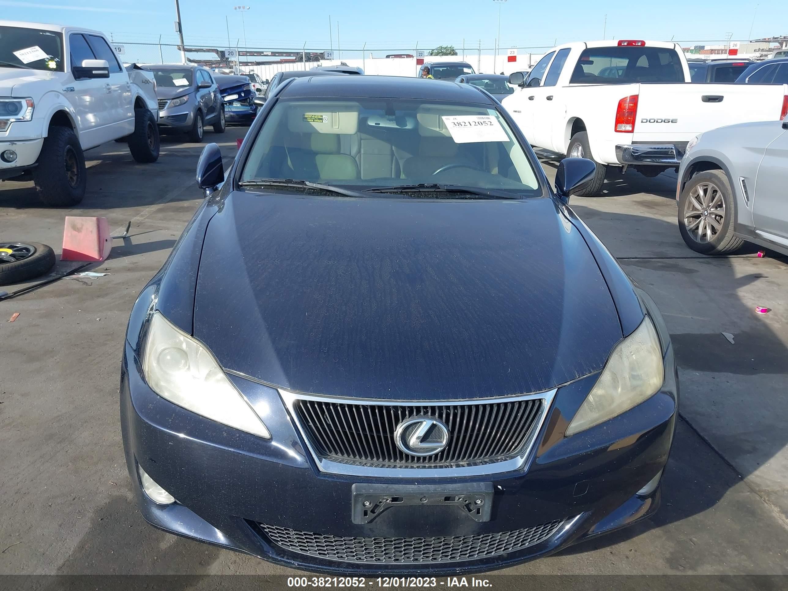 Photo 11 VIN: JTHBE262585019946 - LEXUS IS 