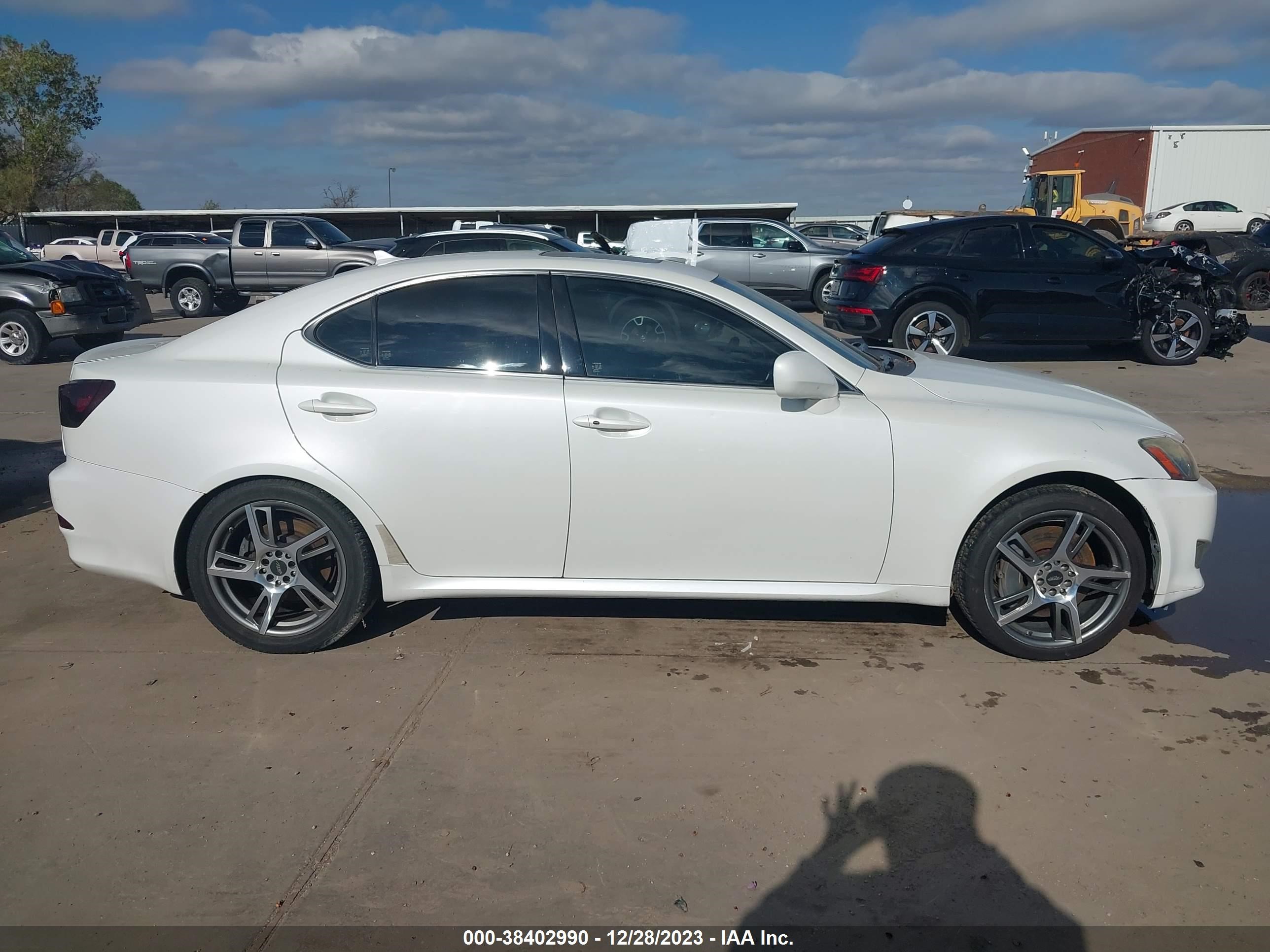 Photo 12 VIN: JTHBE262585021308 - LEXUS IS 