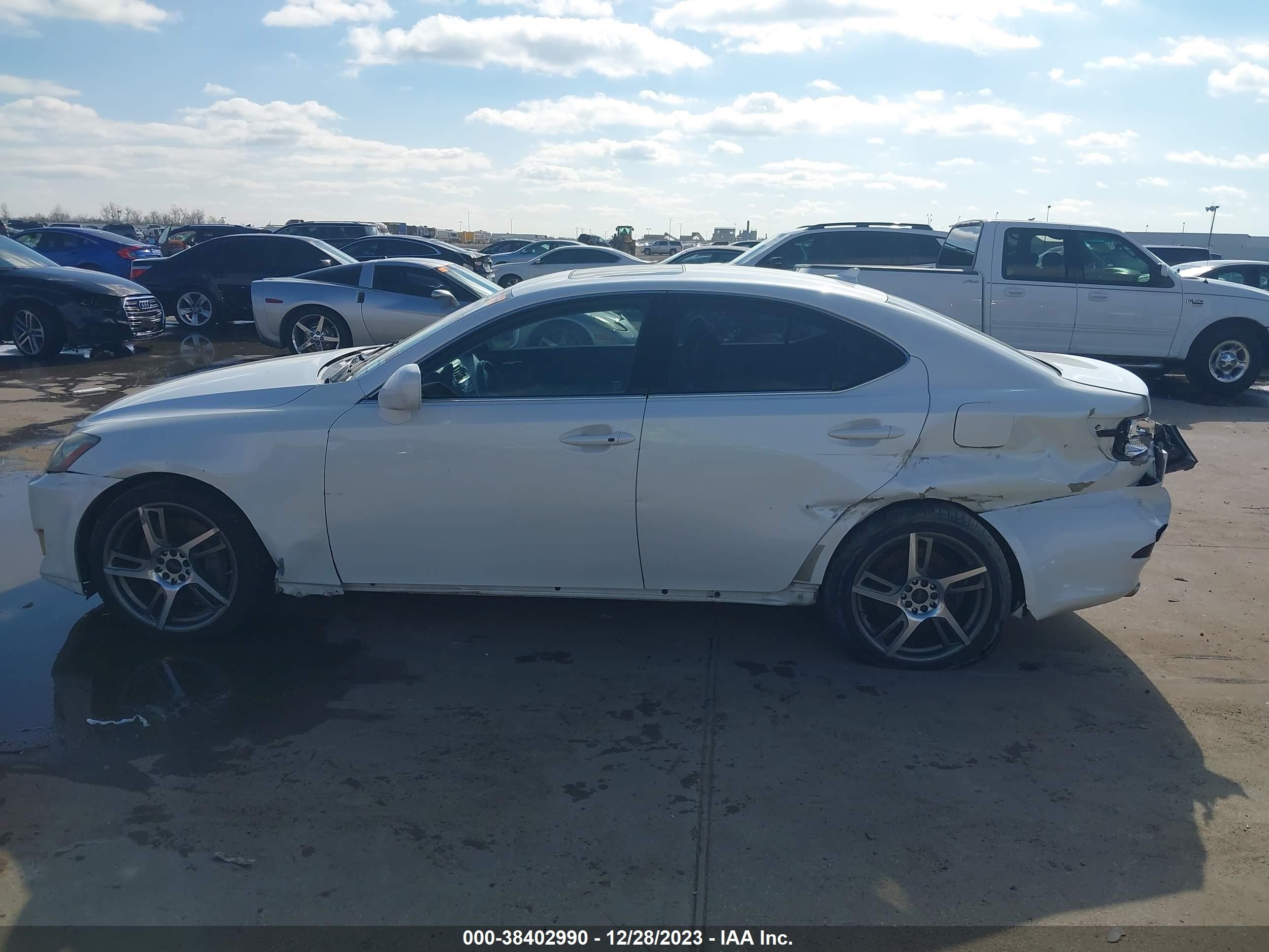 Photo 13 VIN: JTHBE262585021308 - LEXUS IS 