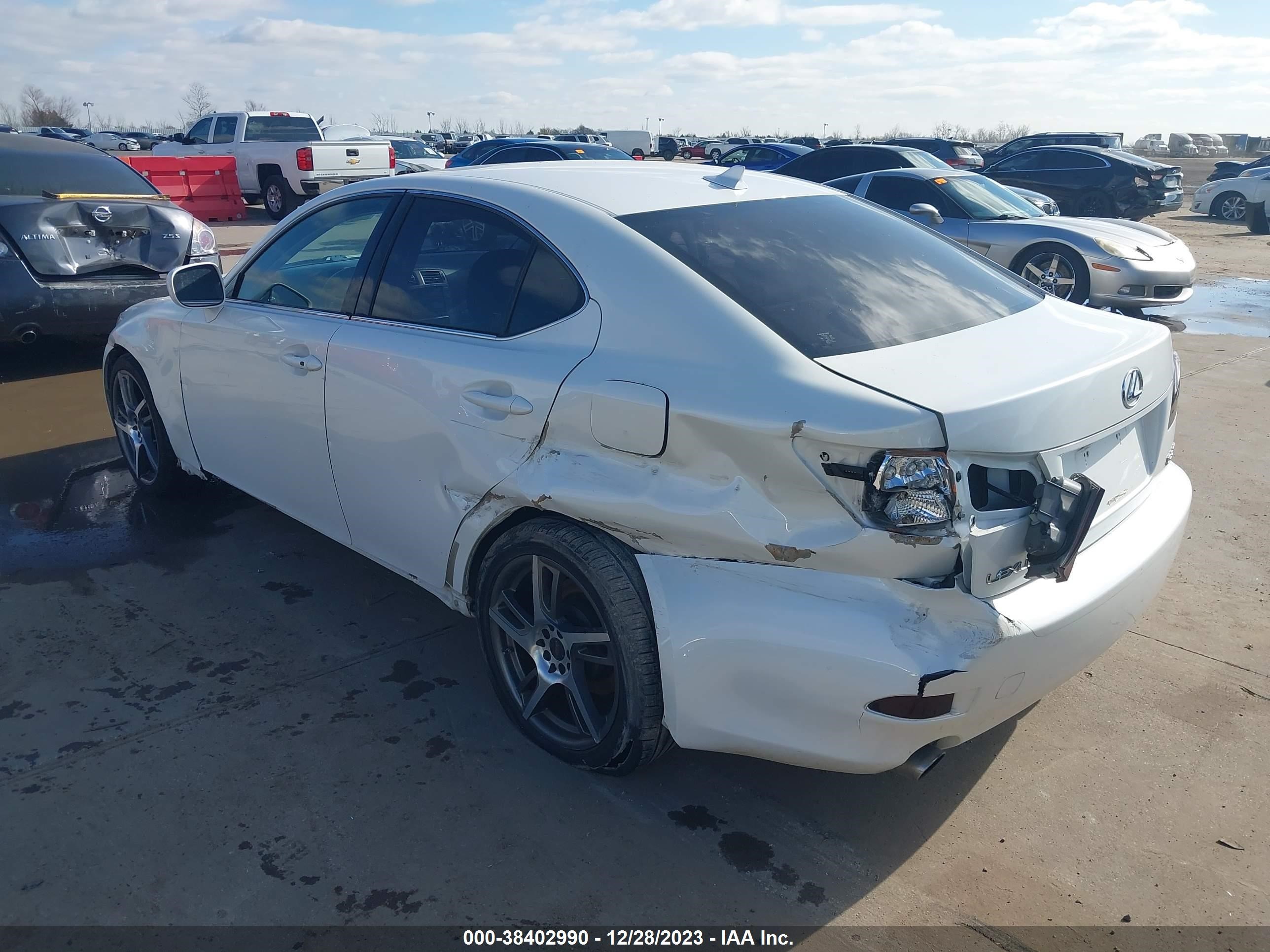 Photo 2 VIN: JTHBE262585021308 - LEXUS IS 