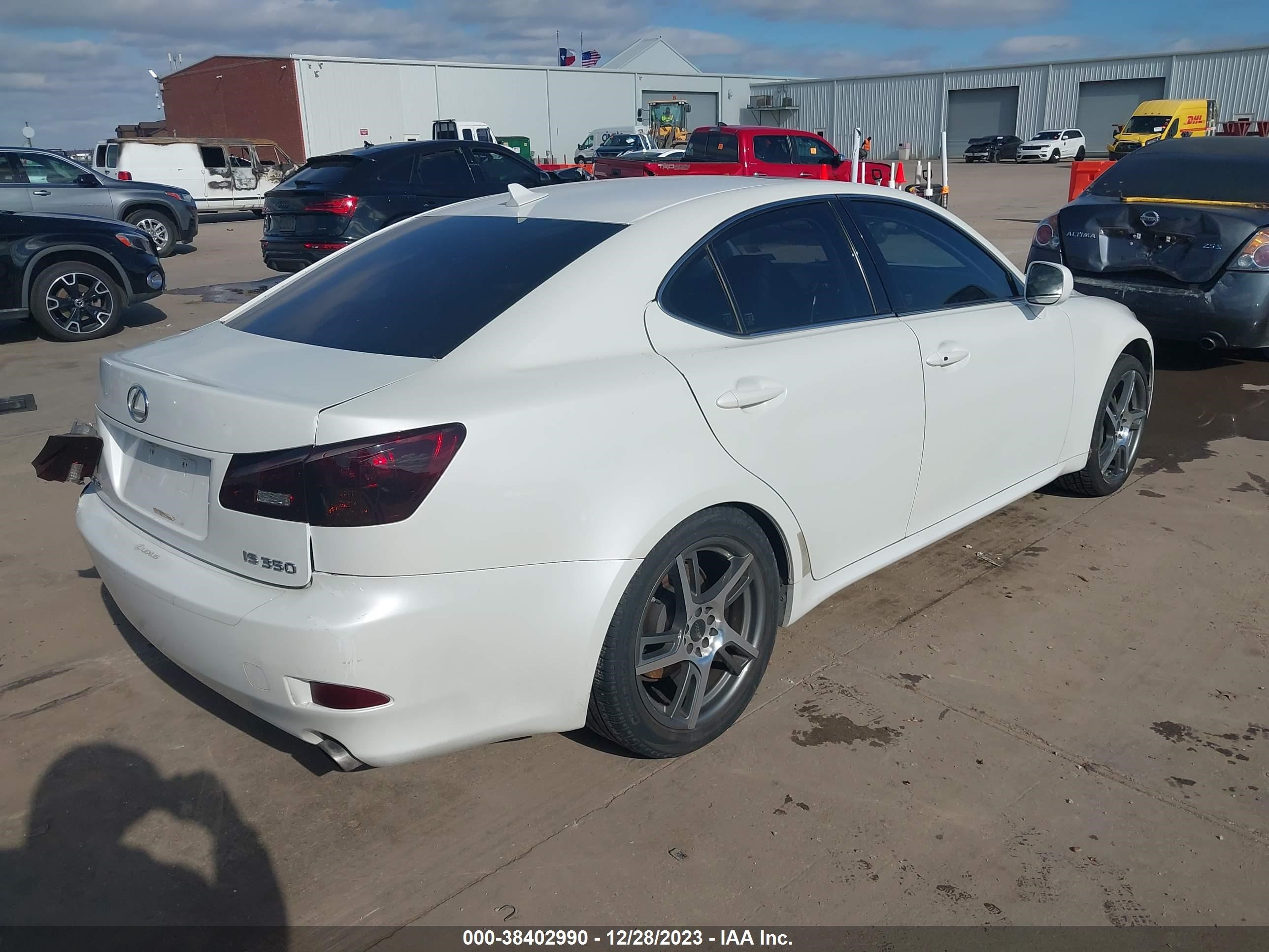 Photo 3 VIN: JTHBE262585021308 - LEXUS IS 