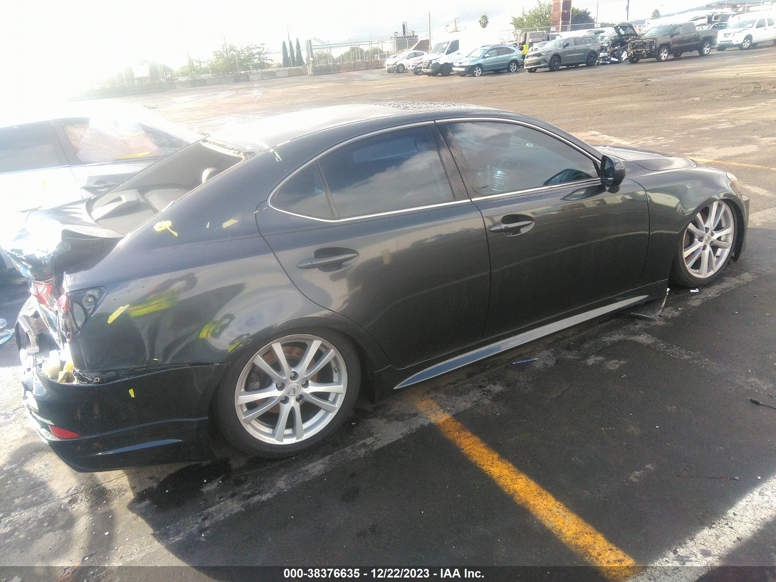 Photo 3 VIN: JTHBE262665010427 - LEXUS IS 