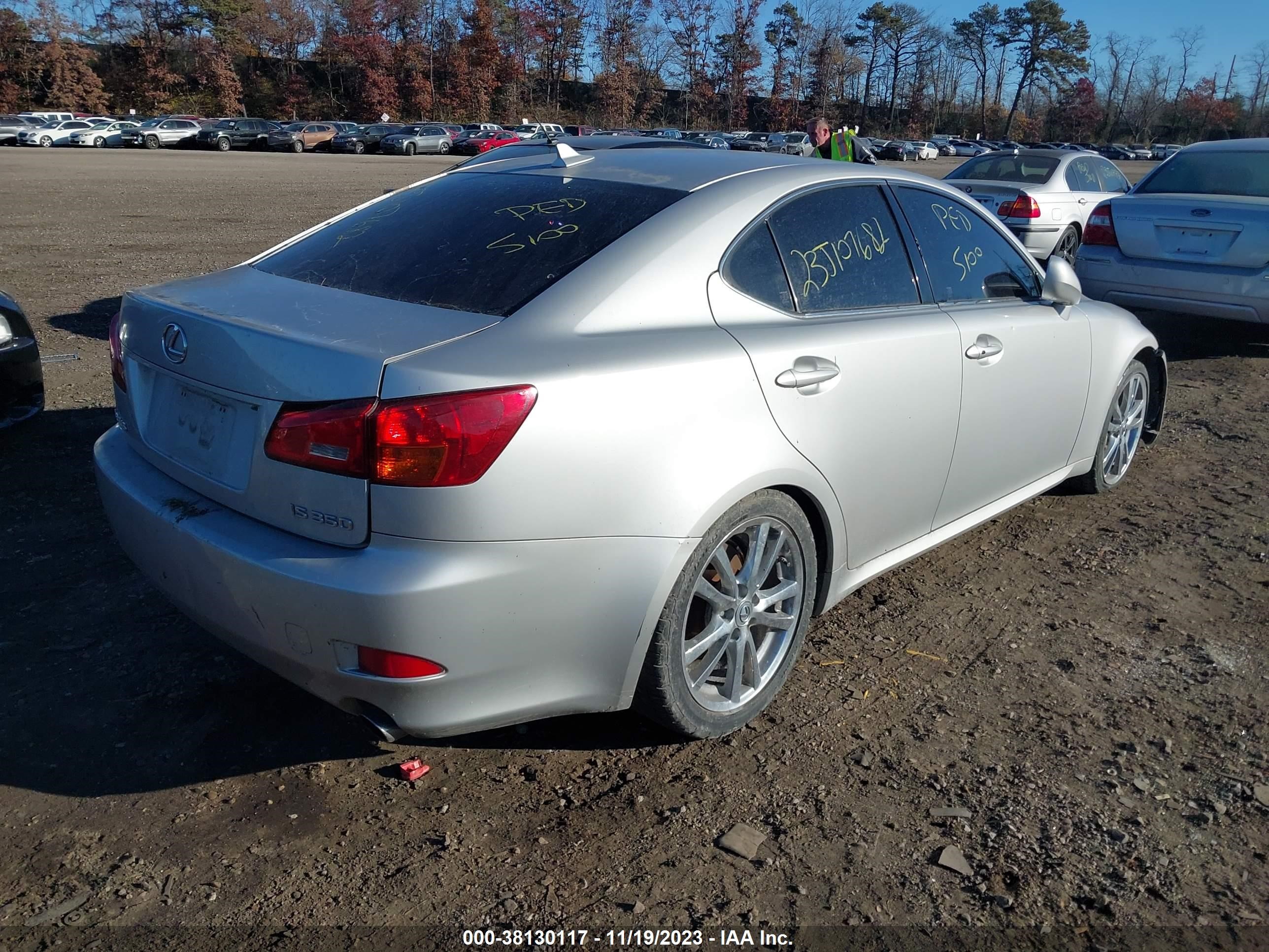 Photo 3 VIN: JTHBE262775013449 - LEXUS IS 