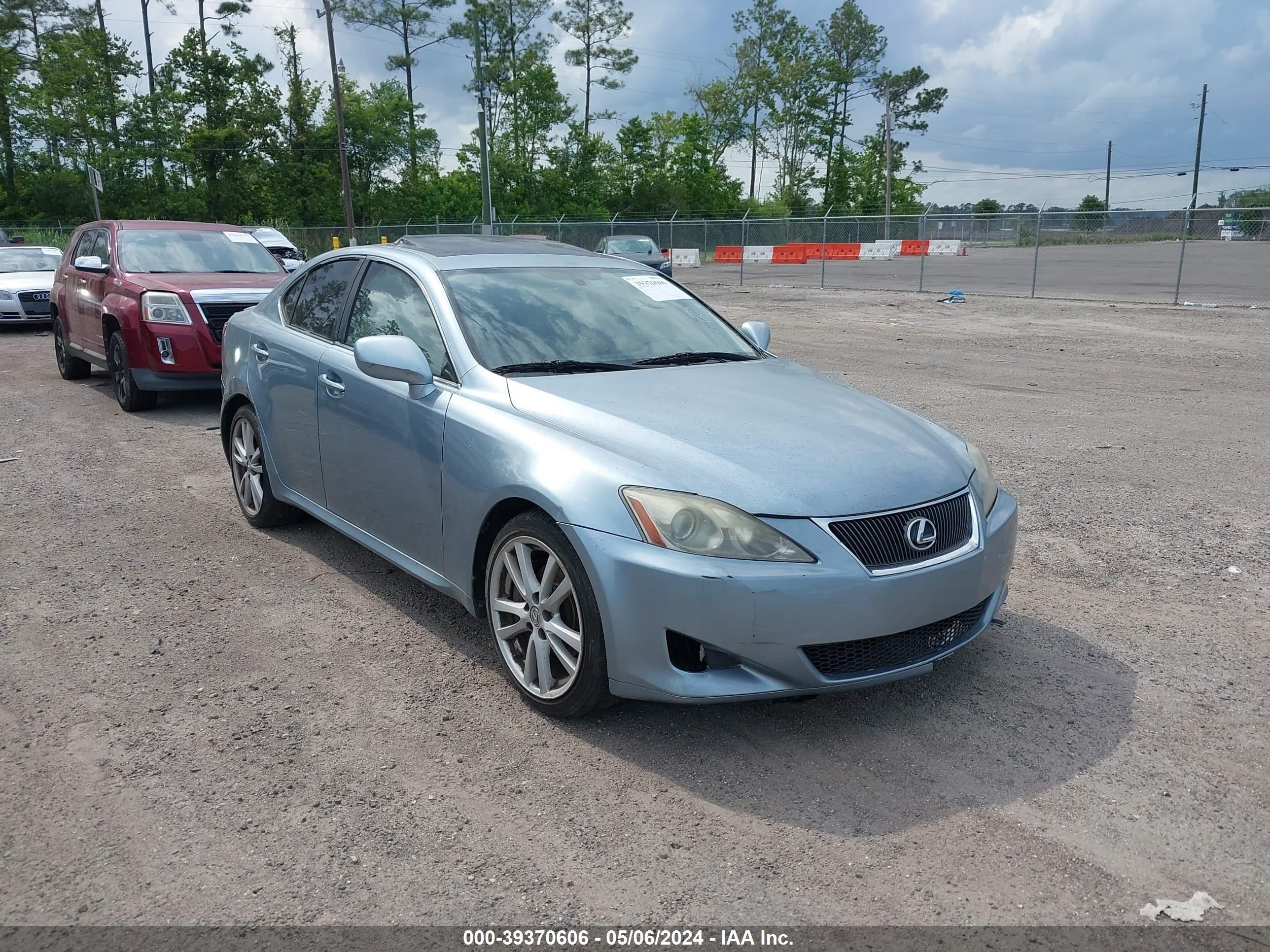 Photo 2 VIN: JTHBE262975013484 - LEXUS IS 