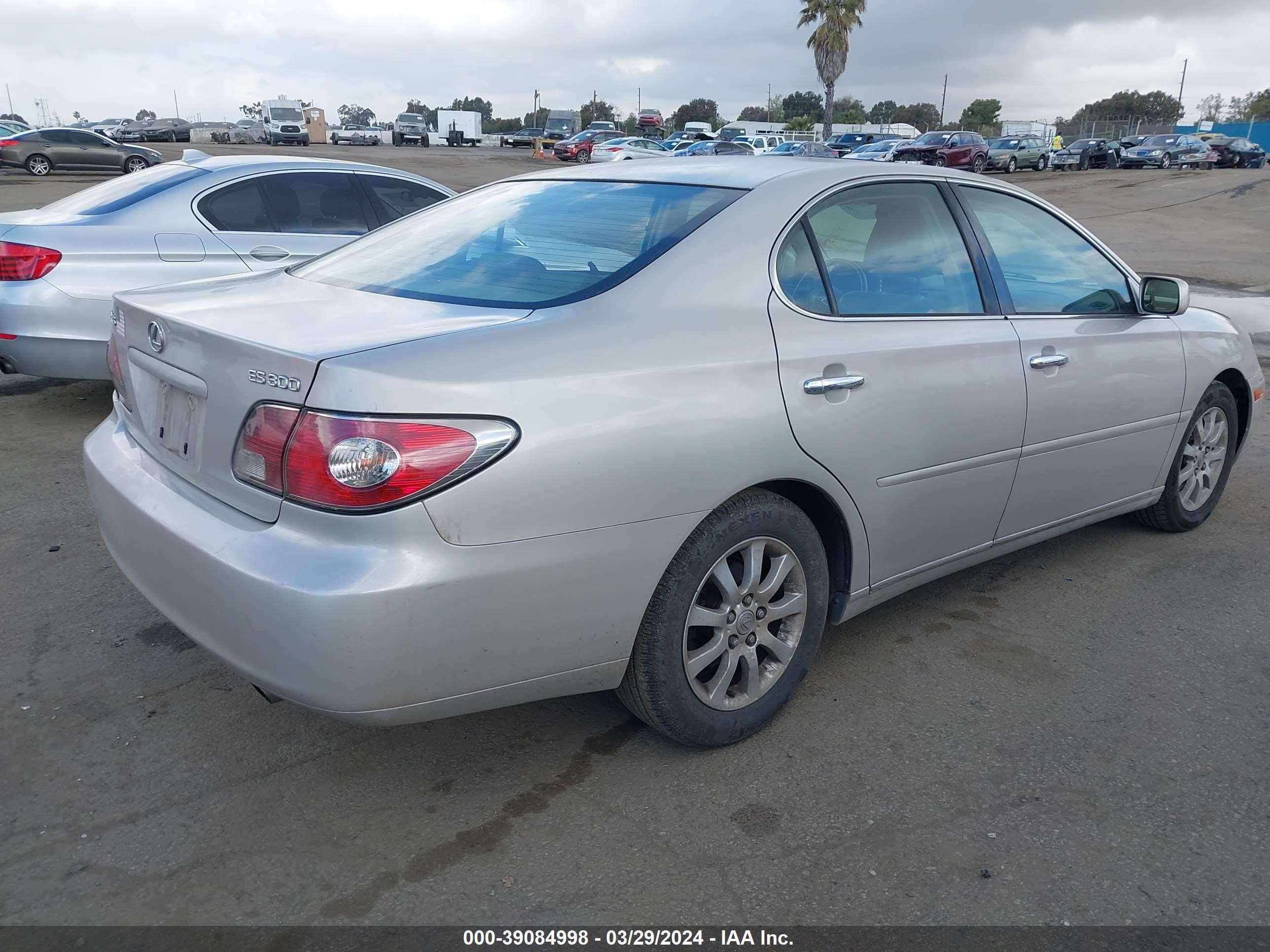 Photo 3 VIN: JTHBF30G020084120 - LEXUS ES 